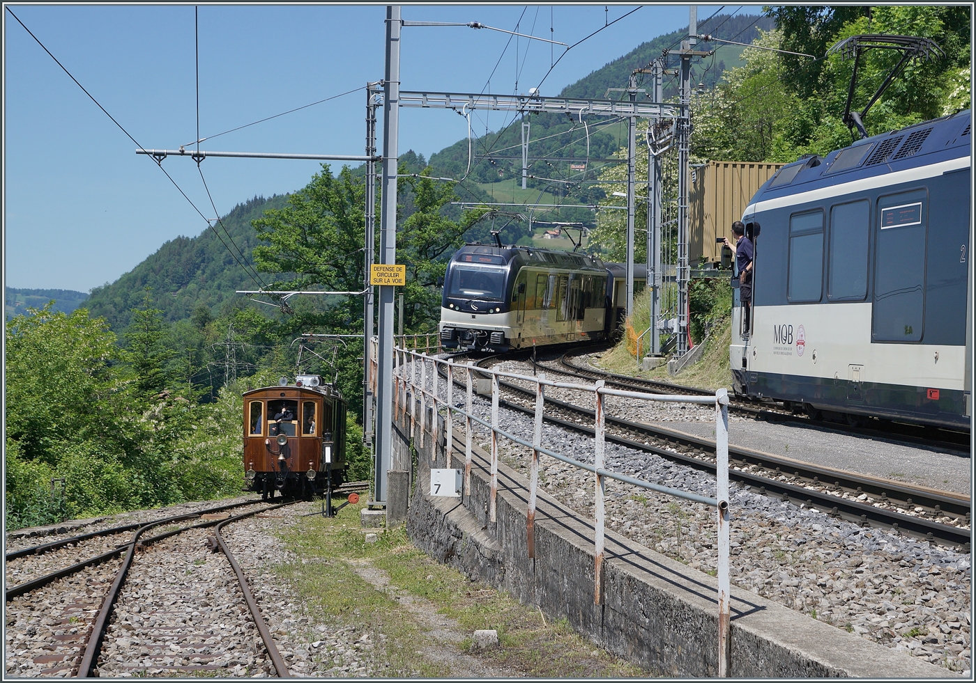 Festival Suisse de la vapeur / Schweizer Dampffestival 2026 - und in Chamby sind gleich drei Z�ge auf einmal zu sehen: der von Chaulin kommende Fe 4/4 151 (Baujahr 1911) mit seinem AL CF2 (Baujahr 1900) und der von Zweisimmen nach Montreux fahrende MOB Alpina ABe 4/4 (Serie 9000) mit seinem Regionalzug als Paralleleinfahrt sowie der auf den Gegenzug wartet MOB Be 4/4 9201 mit seinem Regionalzug nach Zweisimmen. 

24. Mai 2026