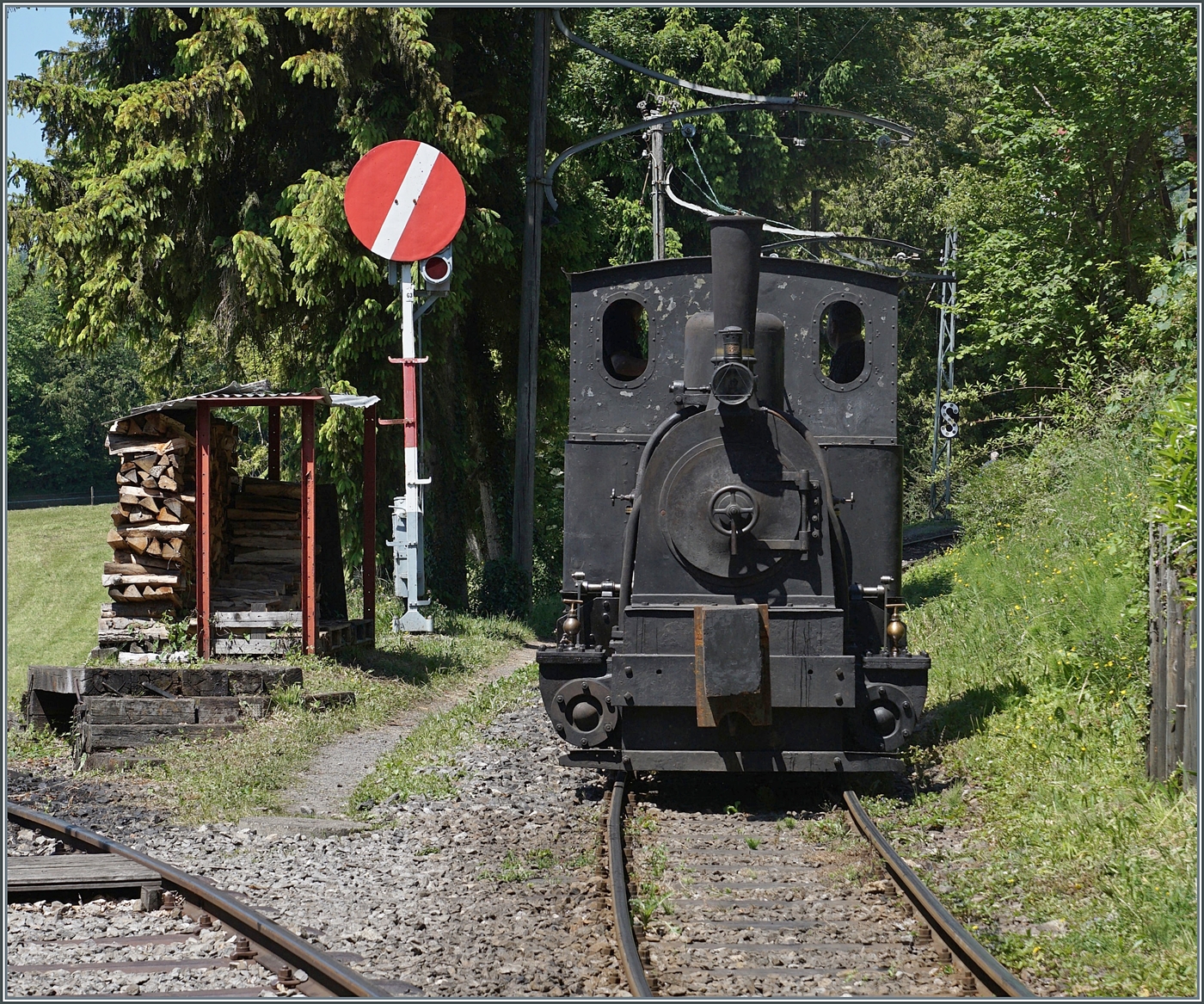 Festival Suisse de la vapeur / Schweizer Dampffestival 2026 - Die G 2/2 TICINO bei der Blonay Chamby Bahn wartet in Chaulin auf die Einfahrt in den Museumsbahnhof.

25. Mai 2026