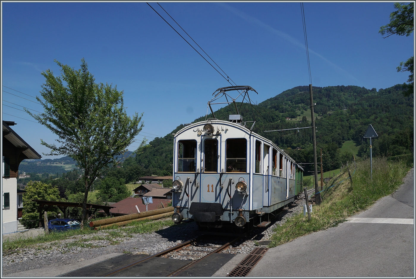 Festival Suisse de la vapeur / Schweizer Dampffestival 2026 - der von der Blonay Chamby Bahn wundersch�n hergerichtete MOB  BCFe 4/4 N� 11 der Blonay Chamby Bahn h�lt mir ihrem Zug nach Chaulin in Cornaux.

25. Mai 2026
