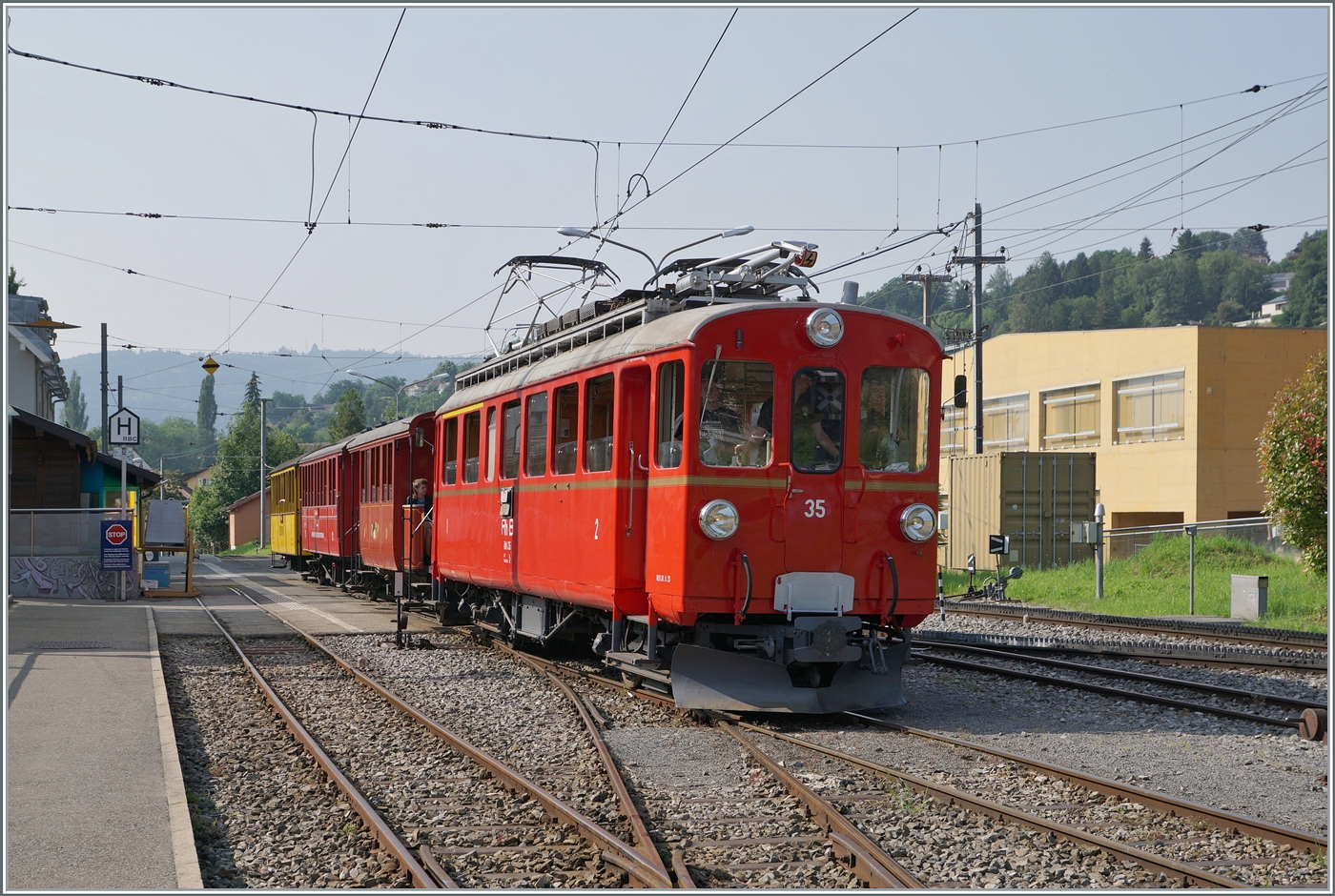 Festival Suisse de la vapeur (Schweizer Dampffestival 2025) - der Bernina Bahn RhB ABe 4/4 I N� 35 der Blonay Chamby Bahn ist von Vevey mit dem Riviera Belle Epoque in Blonay angekommen und wartet nun als Leermaterialzug (ab Blonay) auf die Weiterfahrt nach Chaulin. 

8. Juni 2025