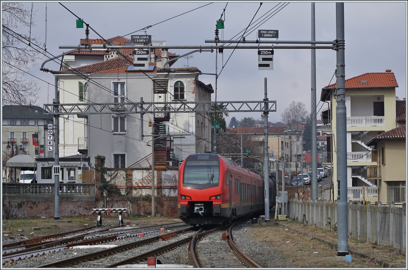  Fine Line a 3000 Volt  steht an den Fahrleitungsmasten in Ivrea angeschrieben. Folglich verlässt der nun abgebügelte BTR 813 von Torion nach Aosta den Bahnhof mit thermischer Energie. 

24. Februar 2023