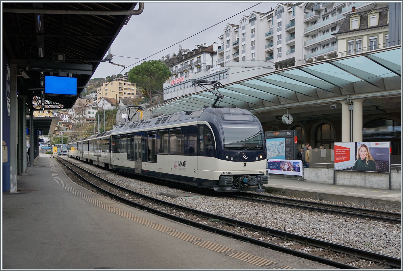 Frisch geputzt steht in Montreux der Montreux der MOB Alpina Be 4/4 9204 mit seinem Zug am Bahnsteig. 

7. Dez. 2024e