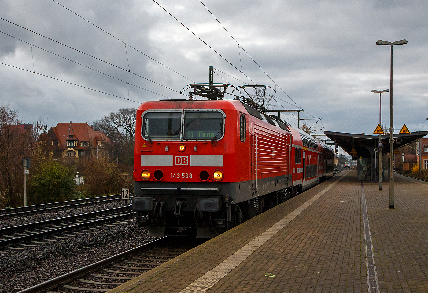 Früher war sie an Rhein und Mosel unterwegs, wo ich sie selbst schon ablichten konnte, nun ist sie an der Elbe....
Die 143 568-4 (91 80 6143 568-4 D-DB) der DB Regio AG Südost (S-Bahn Dresden) fährt am 07.12.2022 mit einem kurzen DoSto-Zug (2 Wagen) als S1 von Dresden-Strehlen weiter in Richtung Pirna. 

Die Lok wurde 1990 bei LEW (Lokomotivbau Elektrotechnische Werke Hans Beimler Hennigsdorf) unter der Fabriknummer 18575 gebaut und als DR 243 568-3 an die Deutsche Reichsbahn geliefert. Da sie bereits 1991 an die DB vermietet wurde, erfolgte auch 1991 die Umzeichnung in 143 568-4.
