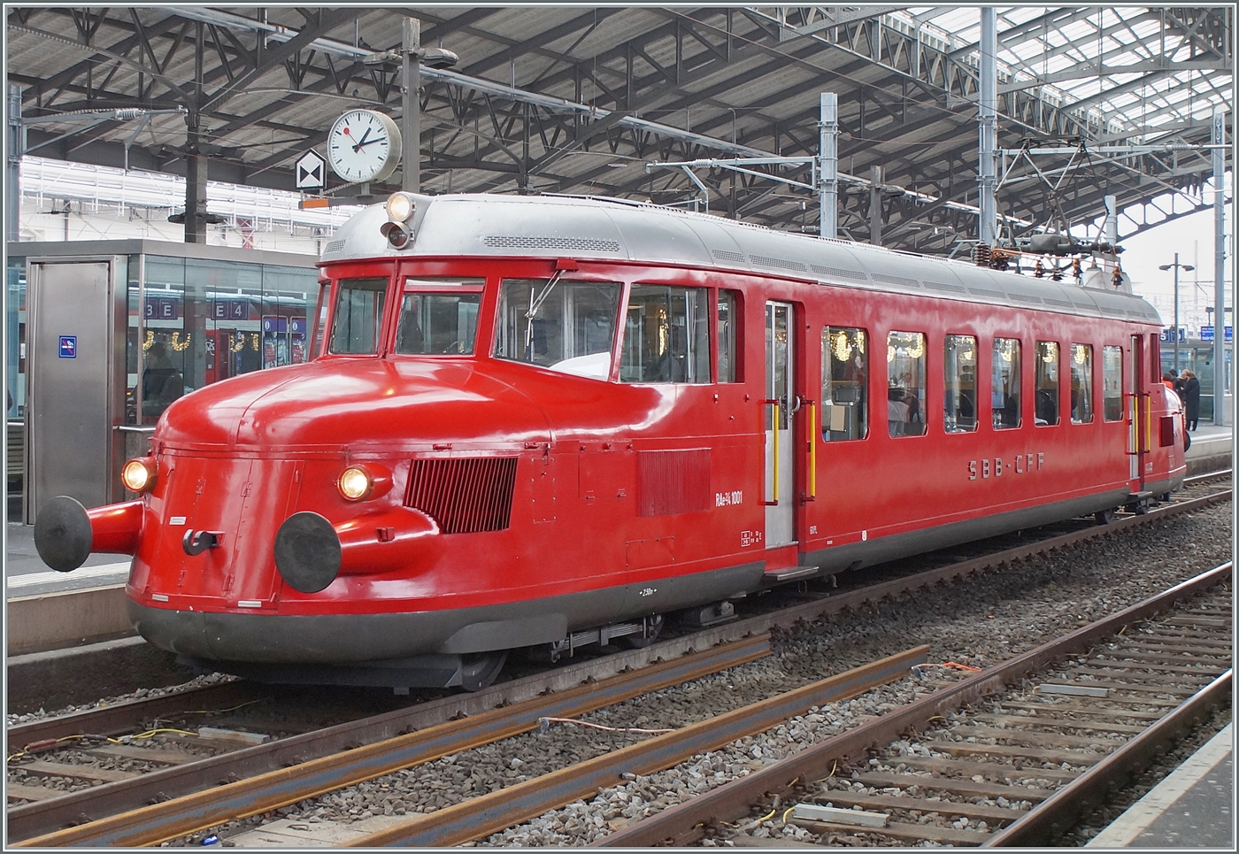 Für eine Extrazugfahrt von Rail One (l'emission ferroviarie suisse) konnte der SBB Historic Rote Pfeil RAe 2/4 1001 mit der UIC Nummer 094 85 75-91 001-3 in Lausanne bewundert werden.

17. Januar 2026 