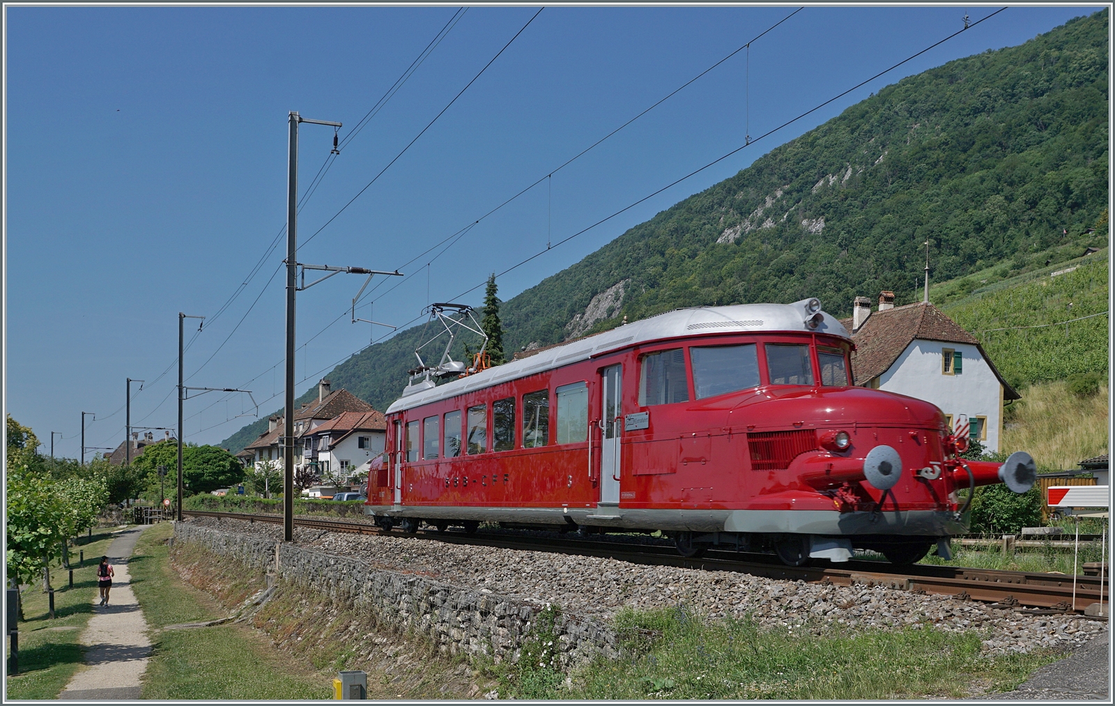 Für Fronleichnam bot die OeBB eine attraktive Fahrt mit dem Roten Pfeil nach Ligerz an. Ein guter Grund an den Bielersee zu fahren und den schöne OeBB RCe 2/4 607 (UIC 99 85 911 6 607-7) zu fotografieren. Der Plan war, den Zug hier wie zu sehen zu fotografieren und dann rasch zum nicht weit entfernten Bahnhof zu eilen und den dort stehenden  Roten Pfeil  in aller Ruhe abzulichten. Doch zu meiner Überraschung hielt er im (geschlossen) Bahnhof von Ligerz nicht, sondern fuhr weiter... 
Der RCe 2/4 607 (Baujahr 1938/Hersteller SLM, MFO, BBC und SAAS) war der letzte von sieben abgelieferten Roten Pfeilen. Der grosse Erfolg der eleganten Züge lies recht schnell die knappe Platzkapazität zum Problem werden und die Triebwagen wurden in der Folge vorwiegend im Gesellschaftsverkehr eingesetzt. 1974 kaufte die OeBB den RCe 2/4 607 und setzte den nun blau lackierten Triebzug zwischen Oensingen und Balsthal ein. Nach einer Revision 1988/89 fuhr er wieder als  Roter Pfeil  für die OeBB. In den Jahren 2022/23 versetzte die OeBB den Triebwagen dann in ursprüngliche Form, wie er jetzt zu sehen und erleben ist.

25. Juni 2025



19. Juni 2025