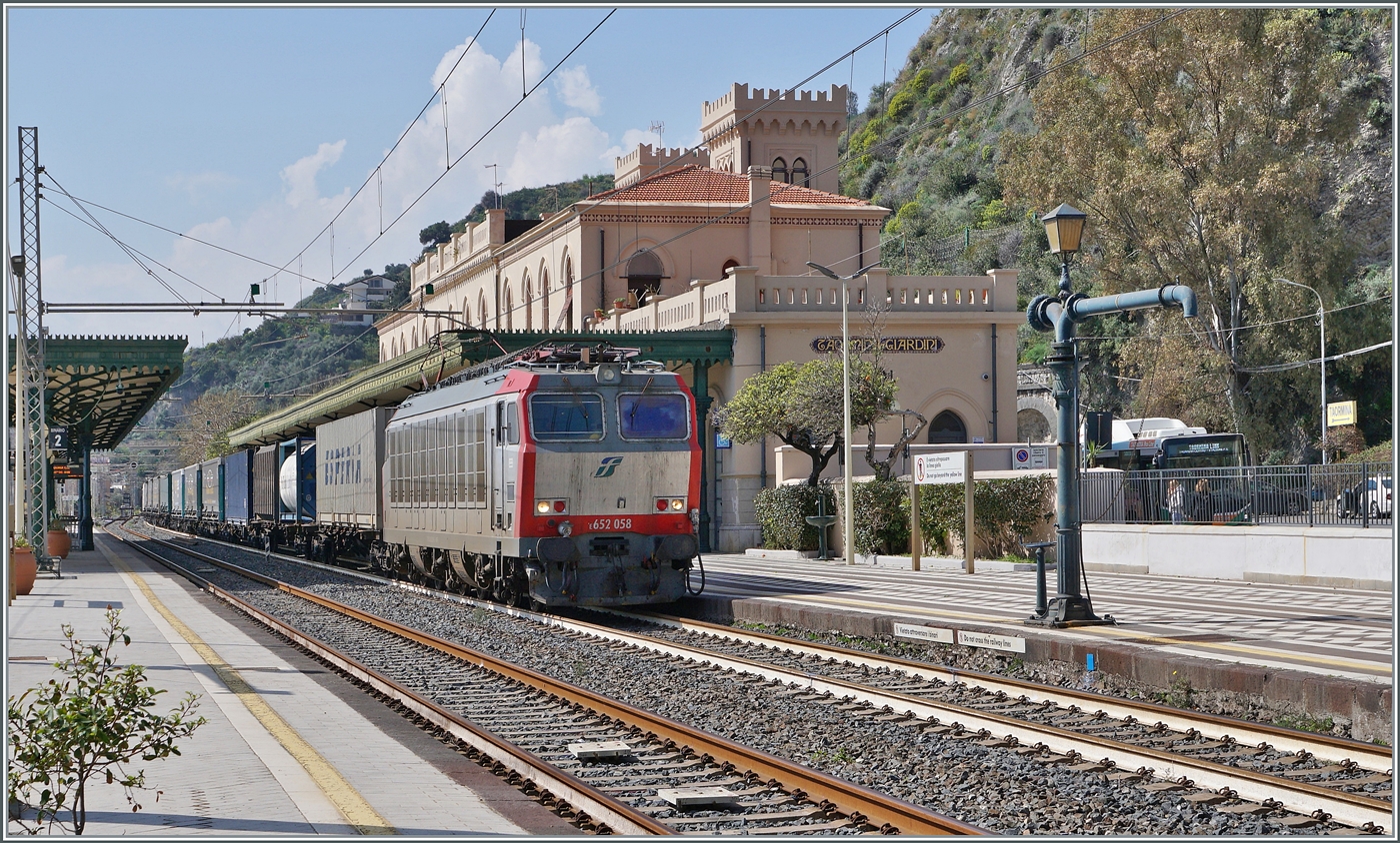 Für mich eines der schönsten Bilder vom Bahnhof von Taormina-Giradini: die Mercitalia Rail FS 652 058 erreicht mit ihrem Güterzug Taormia-Girarini, wo nach einen kurzen Aufenthalt infolge einer Kreuzung die Fahrt in Richtung Messina weiter ging. 

7. März 2026 