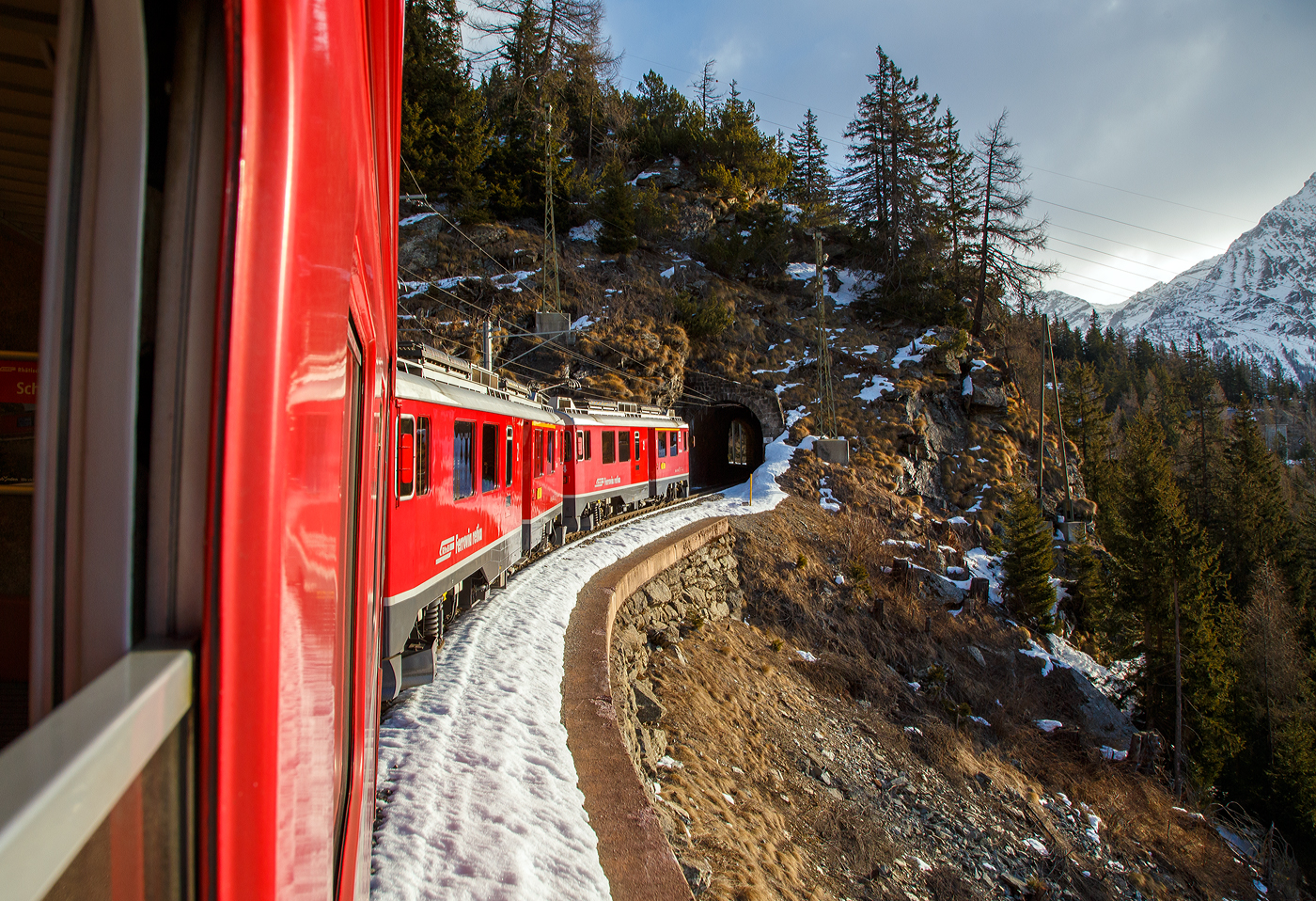 Geführt RhB ABe 4/4 III Bernina-Triebwagen 54  Hakone / 箱根町  und 53  Tirano  fährt unser RhB Bernina-Regio von Tirano nach St. Moritz am 20 Februar 2017 vom Puschlav (Val Poschiavo) hinauf in Richtung Cavaglia 1.692 m ü. M. (bzw. Alp Grüm  und  Ospizio Bernina).

Hier fahren wir gleich in den 46 m langen Puntaltotunnel (bei km 33,787) ein.