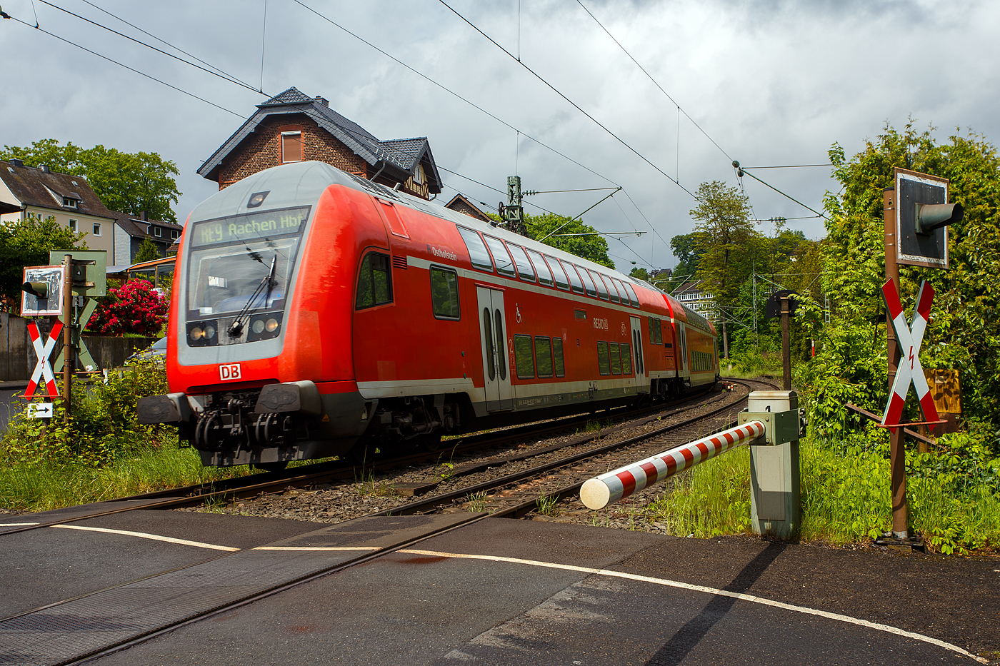 Geschoben von der 146 002-1 (91 80 6146 002-1 D-DB) der DB Regio AG f�hrt der RE 9 - Rhein Sieg Express (RSX) Siegen - K�ln – Aachen am 20 Mai 2026 Steuerwagen voraus von Kirchen/Sieg weiter in Richtung Betzdorf/Sieg.
