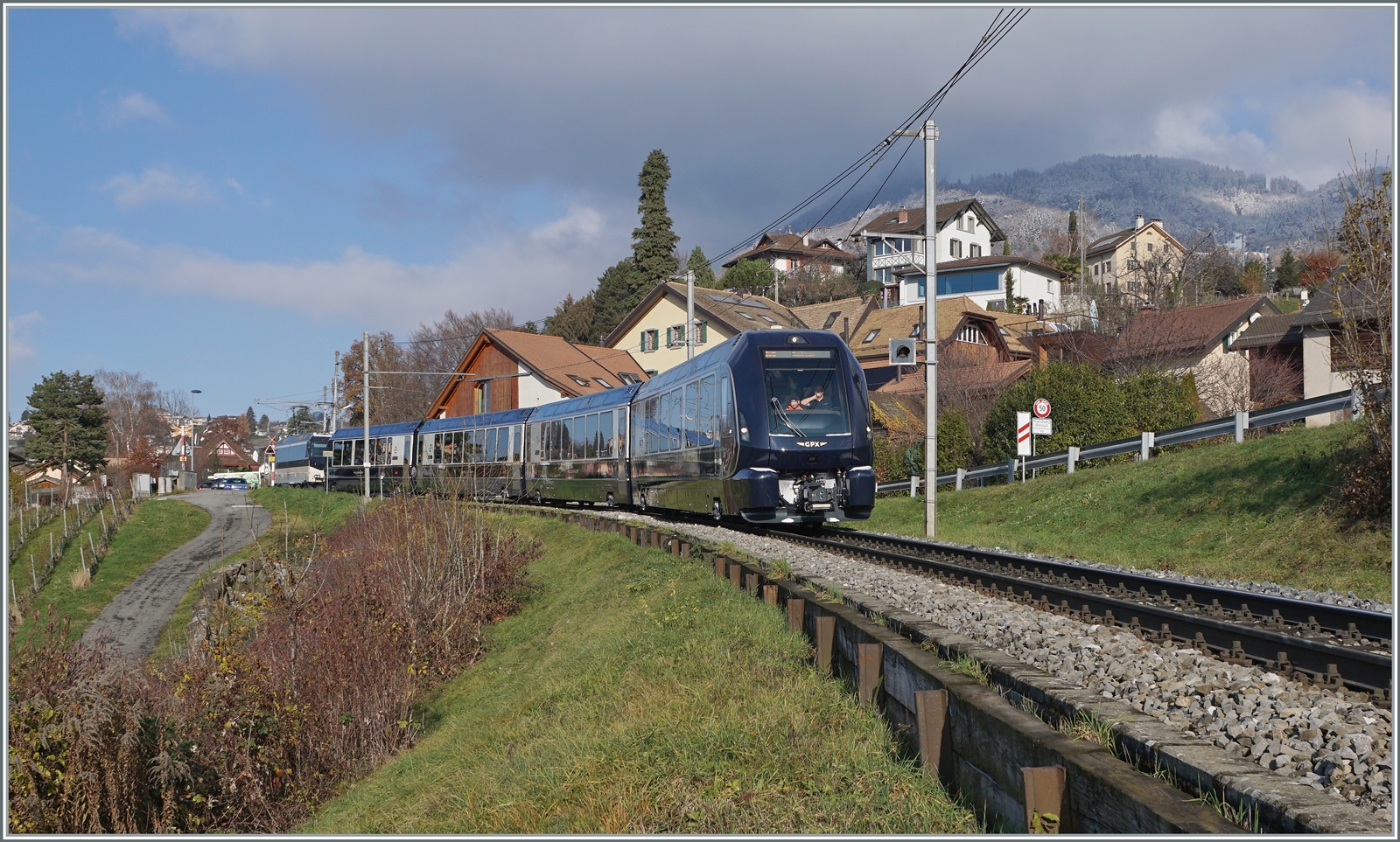 GPX - Goldenpass Express ein Traum in endlich in Erfüllung gegangen Umsteigefrei kann man nun von Montreux nach Interlaken Ost reisen. 
Zur Zeit verkehrt erst ein Zugspaar pro Tag und dies mit zwei Kompositionen, Montreux ab 9:35 und Interlaken ab 9:08; dies erlaubt wohl, sich an das neue Spurwechsel-System zu gewöhnen, führt aber Personal- und Material bedingt zu einer recht teuren Betriebsführung. 
Auch finde ich, sollte die neue Spurwechseltechnik für weitere Direktverbindung genutzt werden wie z.B Monterux - Bern, Bern - Lenk im Simmental, Zürich Flughafen - Davos etc. 
So ist dies eben mit den Träumen: Kaum erfüllt sich einer, gibt es eine Menge weiterer die geträumte werden wollen...

Das Bild zeigt den allersten fahrplanmässigen GPX GoldenPass Express 4065, der Interlaken Ost um 9:08 verlassen hat und nun nach alter MOB Tradition bei Planchamp etwas dem Fahrplan hinterherhechelt. An der Spitze der Zuges ein neuer GPX Steuerwagen, am Zugschluss schiebt die Ge 4/4 8002. 

11. Dezember 2022