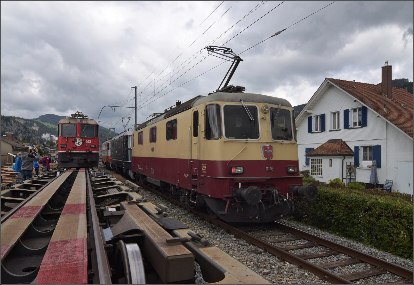 Grosses BoBo-Treffen in Balsthal - die Teilnehmerinnen:

Re 4/4 II 11393 der IRSI gehört zur letzten Serie Re 4/4 II. Diese erhielten als einzige asbestfreie Loks bis 2000 eine Deutschlandzulassung, die auch zum Transit durch Österreich nach Lindau berechtigte. Bei IRSI bekam sie eine TEE-Lackierung und Pflege vom Verein TEE Classics. So ist sie sowohl im kommerziellen Betrieb als auch im Ausflugsverkehr eingesetzt. Balsthal, September 2024.