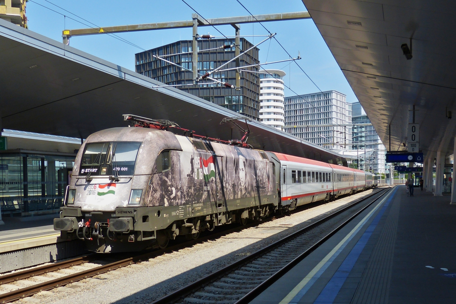 H-Start Lok 91 55 0470 001-3, ist mit ihrem Zug in den Hauptbahnhof von Wien eingefahren. 01.06.2023