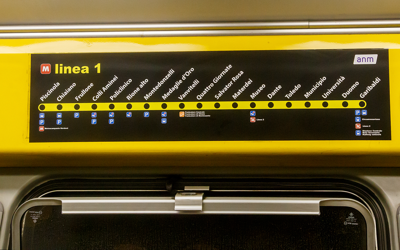 Hier sieht man den derzeitigen Streckenverlauf der Linie 1 der U-Bahn Neapel (Linea 1 della Metropolitana di Napoli), hier am 15.07.2022 in einem Triebzug der ANM (Azienda Napoletana Mobilità) in Neapel.