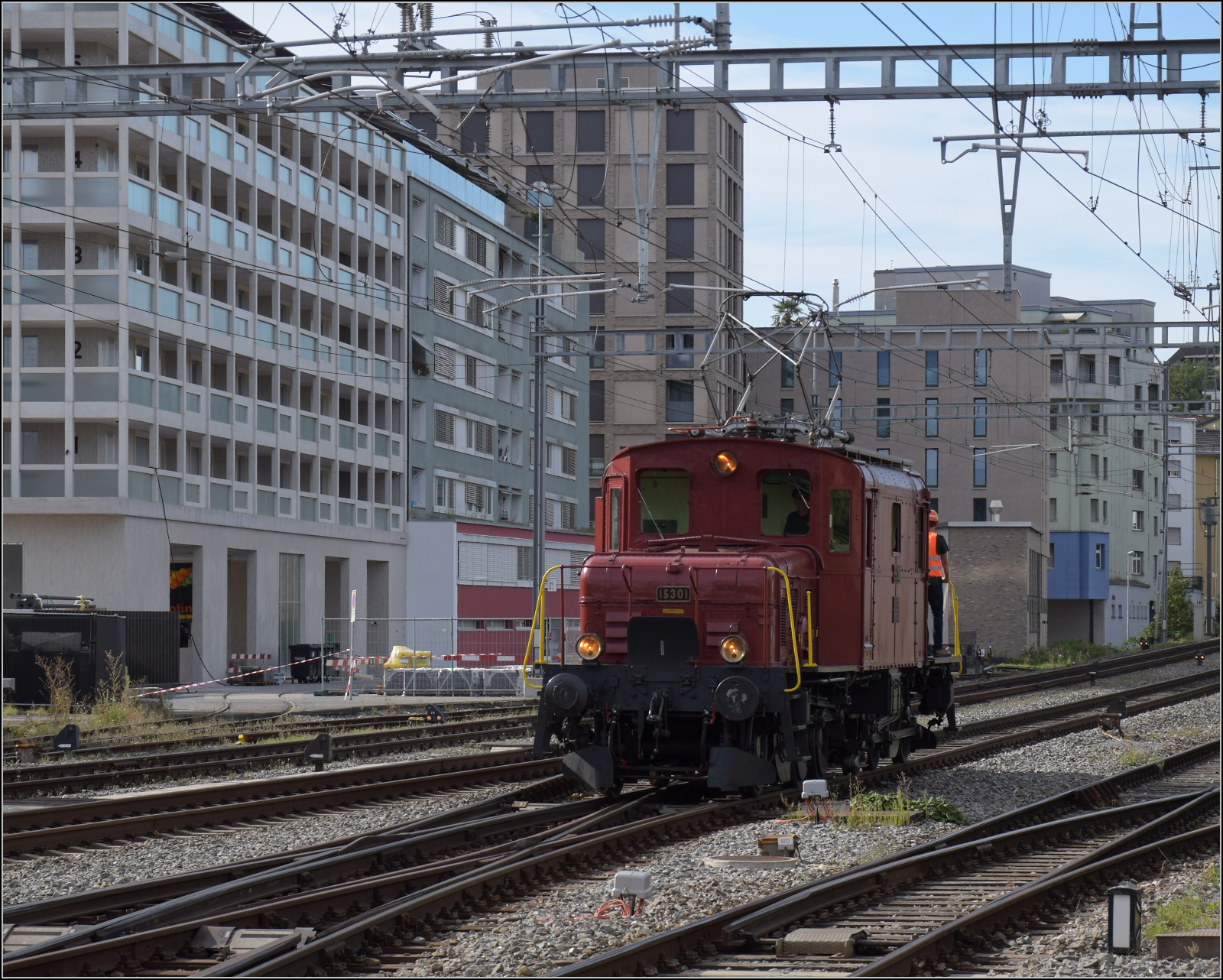 Historische Seethalbahn in Aktion.

De 6/6 15301 rangiert für die Rückfahrt in Emmenbrücke auf die andere Seite des Museumszuges. Nebenbei bemerkt: Unter dem blauen Würfel im Haus führt die Werksbahn mitten durch das Haus zum Stahlwerk. September 2024.