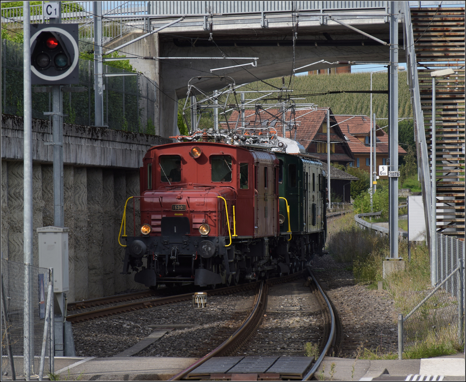 Historische Seethalbahn in Aktion.

Der Museumszug mit Seetalkrokodil De 6/6 15301, A 3/5 10217 und den Seetalwagen fährt nach Waldibrücke ein. September 2024.