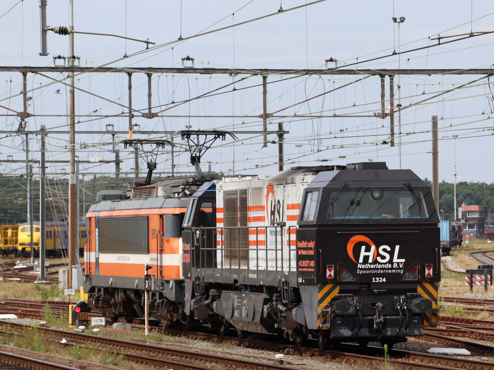 HSL Logistik Diesellok 1324 (92 80 1272 201-5 D-ATLD)�mit Railexperts Lokomotive 9901 (91 84 1570 827-3 NL-RXP) ex-NS 1627 Bahnhof Amersfoort Centraal 02-08-2022.

HSL Logistik dieselloc 1324 (92 80 1272 201-5 D-ATLD)�met Railexperts locomotief 9901 (91 84 1570 827-3 NL-RXP) ex-NS 1627 station Amersfoort Centraal 02-08-2022.