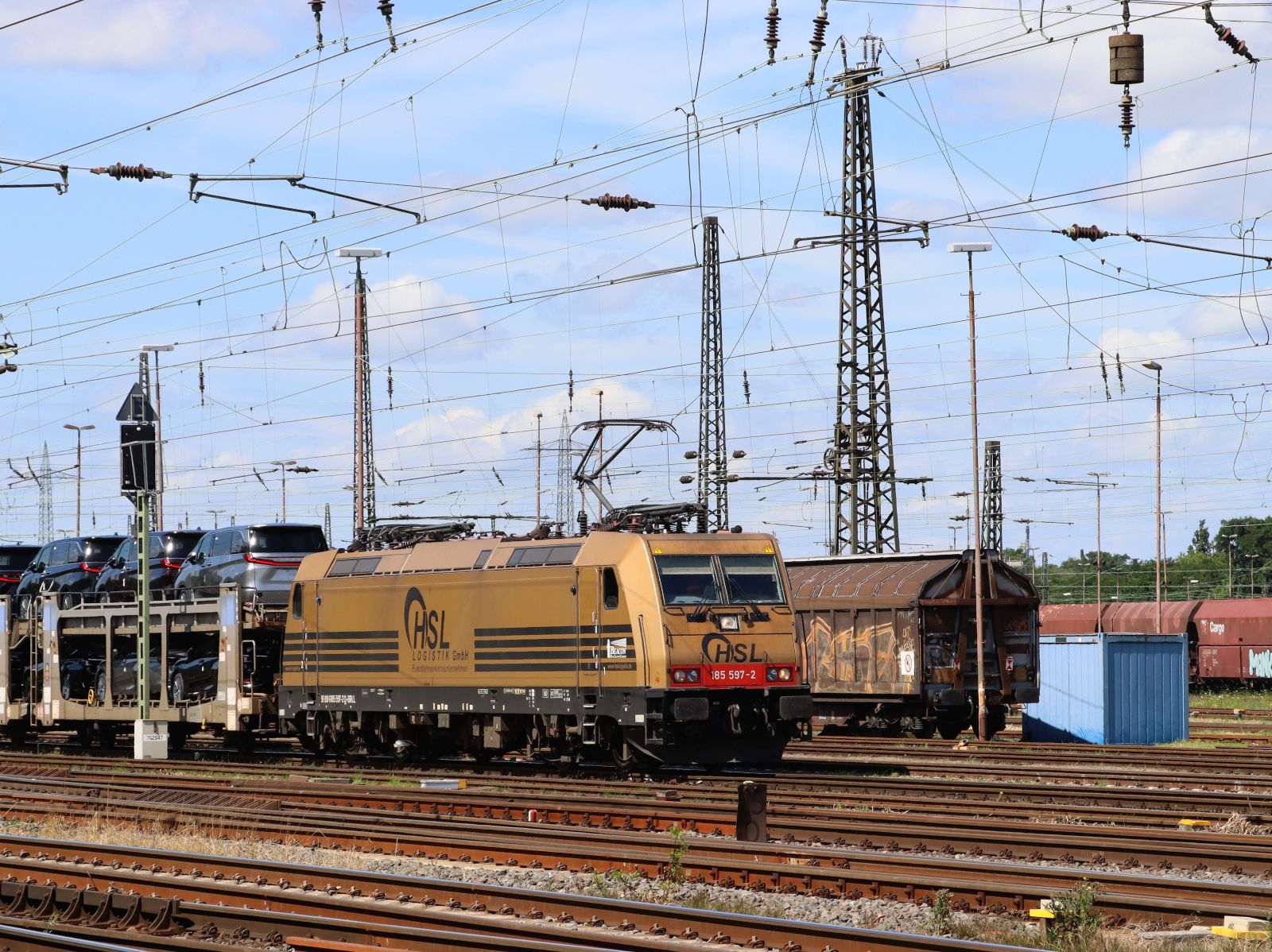 HSL Logistik Lokomotive 185 597-2 (91 80 6185 597-2 D-BRLL) G�terbahnhof Oberhausen West 11-07-2024.


HSL Logistik locomotief 185 597-2 (91 80 6185 597-2 D-BRLL) goederenstation Oberhausen West 11-07-2024.