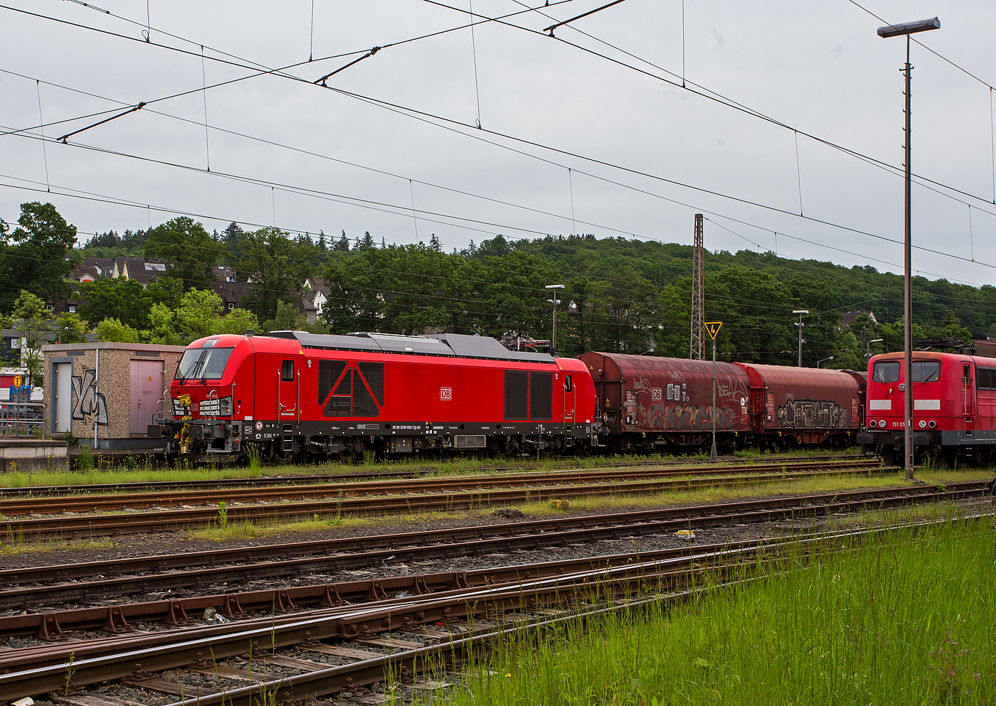 Ich war schon berrascht dass ich diese neuen Zweikraftlokomotiven „Siemens Vectron Dual Mode light“ (BR 249) der DB Cargo AG in Kreuztal nun schon sehen konnte und dann auch gleich 3 Stck. Am 21 Mai 2024 waren hier die 249 002-7 (0 80 2249 002-7 D-DB), die 249 003-5 (90 80 2249 003-5 D-DB) und die 249 006-8 (90 80 2249 006-8 D-DB).

Hier drckt die 249 002-7 (0 80 2249 002-7 D-DB) der DB Cargo AG einen Gterzug im Last-Mile-Modus (mit Dieselantrieb) vom Abstellbereich beim Bahnhof Kreuztal zum Rangierbahnhof (Rbf Kreuztal). Da hier Oberleitungen vorhanden sind, wre eigentlich der Last-Mile-Modus (Dieselantrieb) nicht ntig, aber vermutlich war es ein Test- bzw. Schulungsbetrieb.

Die Vectron Dual Mode light 249 002-7 der Baureihe 249 wurden 2022 von Siemens Mobility GmbH in Mnchen-Allach unter der Fabriknummer 23060 gebaut. Die Lok war von Ende Mai 2022 erst durch Siemens Mobility GmbH, als 90 80 2249 002-7 D-SDEHC registriert/eingestellt. Erst nach der Abnahme durch die DB Cargo und den Verkauf an diese im Mrz 2024 wurde sie als 90 80 2249 003-5 D-DB eingestellt. Die Loks der Baureihe 249 haben die Zulassung fr Deutschland und eine Hchstgeschwindigkeit von 120 km/h.

Diese Lokomotivbaureihe wird man bald auf deutschen Gleisen wohl oft sehen knnen. Denn die DB Cargo erneuert seine Rangier- und Strecken-Lokflotte und beschafft neue Zweikraftlokomotiven der BR 249, als Ersatz fr die lteren Diesellokomotiven der Reihe 294 (V 90). Es wurde Rahmenvertrag mit dem Hersteller Siemens Mobility ber bis zu 400 Fahrzeuge, die einem Investitionsvolumen von deutlich ber einer Milliarde Euro entsprechen, angeschlossen. Geliefert werden Lokomotiven vom Typ Vectron Dual Mode light mit spezifischen Anpassungen fr das von DB Cargo geplante Einsatzspektrum. 
Zunchst bestellt die DB Cargo 150 Loks der Baureihe 249. Diese DB Loks sind aber stark modifiziert, so betrgt bei ihnen die Achslast maximal 21 t (statt 22,5 t). Sie besitzen in den Fhrerstnden jeweils einen zustzlichen Seitenfahrschalter sowie ein Schwanenhalsmikrofon. Weitere Unterschiede sind die Ausrstung mit Rangierkupplungen Rk900, Rangiertritten neben den Puffern, zustzlichen berwachungskameras zur berwachung des Raumes zwischen den Lokomotiven und Warnleuchten fr den Betrieb mit Funkfernsteuerung.

Die Loks der Baureihe 249 (Vectron Dual Mode light) besitzen gegenber der BR 248 einem kleineren Dieselmotor von Cummins (QST 30-L) mit einer Leistung von 950 kW (anstatt des MTU 16V 4000 R84 mit 2.400 kW Leistung). Allein durch den kleineren Motor wurden ca. 5,5 t Gewicht eingespart.  So ist die speziell fr die Anforderungen von DB Cargo optimierte „Vectron Dual Mode light“ imehrere Tonnen leichter als herkmmliche Modelle und kann so auch auf Nebenstrecken und Gleisanschlssen mit geringerer Traglast eingesetzt werden. Diese Eigenschaften machen sie besonders geeignet fr den Einzelwagenverkehr, der durch die Reduzierung des Lokwechsels schneller und effizienter wird-

TECHNISCHE DATEN der Vectron Dual Mode light (BR 249)
Einsatzbereich: Gterverkehr und Zugbildung
Spurweite: 1.435 mm (Normalspur)
Achsformel: Bo'Bo'
Lnge ber Puffer: 20 510 mm
Drehzapfenabstand: 10.800 mm
Achsabstand im Drehgestell: 2.700 mm
Breite: 3.020mm
Hhe:  4.220 mm
Raddurchmesser : 1.100 mm (neu) / 1.020 mm (abgenutzt)
Gewicht:  84 t (bei vollen Vorrten)
Achslast: 21 t
Spannungssysteme (bei E-Betrieb): 15 kV, 16,7 Hz
Dieselmotor: Gedrosselten  V12-Zylinder -Viertakt-Dieselmotor mit Turboaufladung und Ladeluftkhlung, vom Typ Cummins QST 30-L
Dieselmotorleistung an der Kurbelwelle (gedrosselt): 950 kW (1.291 PS)
max. Dieselmotorleistung (Kw): 1.119 kW (1.521 PS)
Motorhubraum 30,5 Liter (Bohrung 140 mm x Hub 165 mm)
Dieselmotor Nenndrehzahl: 2.100 U/min
Dieselmotor Motorgewicht (trocken): 3.555 kg
Max. Leistung am Rad E-Antrieb: 2.210 kW  (3.005 PS)
Max. Leistung am Rad Dieselbetrieb: 750 kW (1.020 PS) / max. 926 kW mglich
Hchstgeschwindigkeit:120 km/h
Antriebsart: elektrisch oder dieselelektrisch
Kraftbertragung :Teilabgefederter Antrieb (Ritzelhohlwellenantrieb)
Kraftstoffbehlter Nutzvolumen: 1.500 Liter
Anfahrzugskraft:  300 kN
Elektrische Bremskraft: 150 kN
Elektrische Bremsleistung (am Rad): E-Betrieb 2.210 kW / Dieselbetrieb 1.000 kW
Doppeltraktion: ber WTB BB mit typgleichen Fahrzeugen 
Zugsicherung: PZB / fr ETCS vorbereitet
