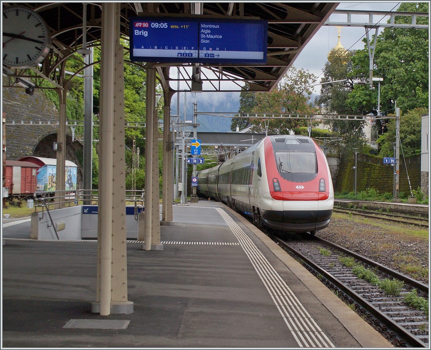 ICN Einsätze auf der Simplon Linie sind sehr selten, am 10. Mai 2023 war es wieder einemal soweit, ein ICN war in einem IR 90 Umlauf auf der Fahrt nach Birg und konnte beim Verlassen von Vevey fotografiert werden.

10. Mai 2023