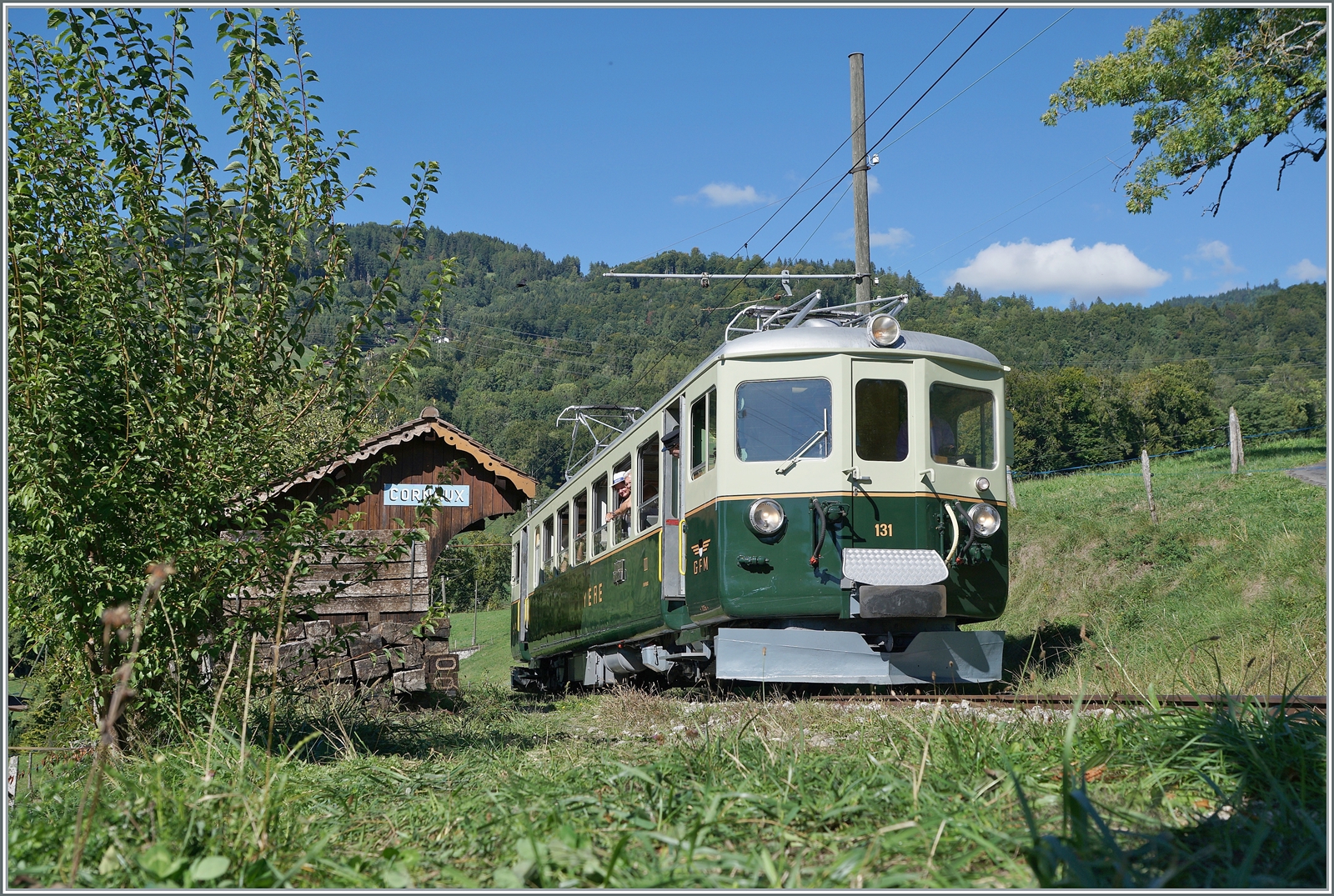  Il était une fois... les années 40 / Es war einmal: die 40er Jahre  - Eine Reise in die Vergangenheit, mit dem damals neuen GFM Ce 4/4 131 (Baujahr 1943) und einer äussert interessanten  Rundreise : Chaulin - Cornaux - Chamby - Chaulin. Das Bild zeigt den Ce 4/4 131 von GFM Historique beim Wenden in Cornaux.

10. September 2022 