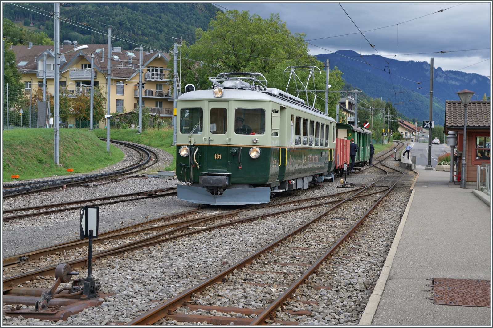  Il tait une fois... les annes 40 / Es war einmal: die 40er Jahre  Der GFM Historique Ce 4/4 131 (Baujahr 1943) ist mit seinem GmP in Blonay angekommen.

10. September 2022