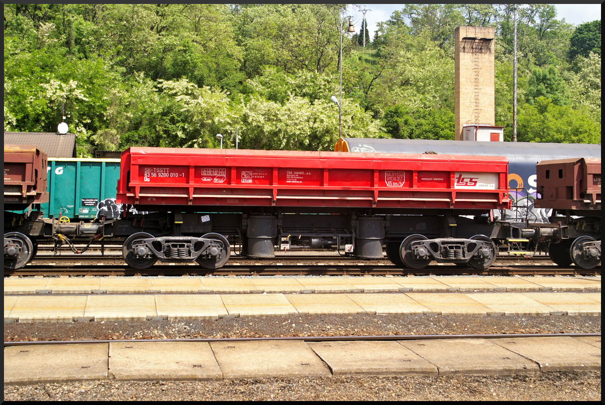 Im Bahnhof von Mladá Boleslav fanden Gleisarbeiten statt und da konnte man auch diesen slowakischen Seitenkippwagen des Unternehmens TSS Grade, a.s. entdecken. Da hier die Strecke leicht abfällt, sieht es aus als ob das Bild kippt. Mladá Boleslav, 22.05.2022 (SK-TSSTT 83 56 9200 010-1 Ua)
