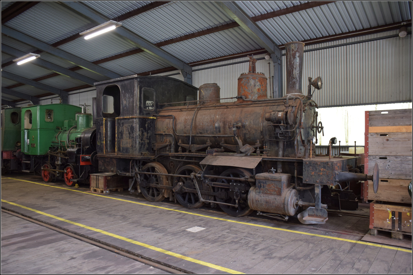 Im Depot des VVT.

Die Dampflok E 3/3 855 wurde bereits 1890 an die JS geliefert und war anschließend bei SBB, RVT und bei von Roll in Betrieb. Also ein Original aus dem Val Travers. Mai 2024.