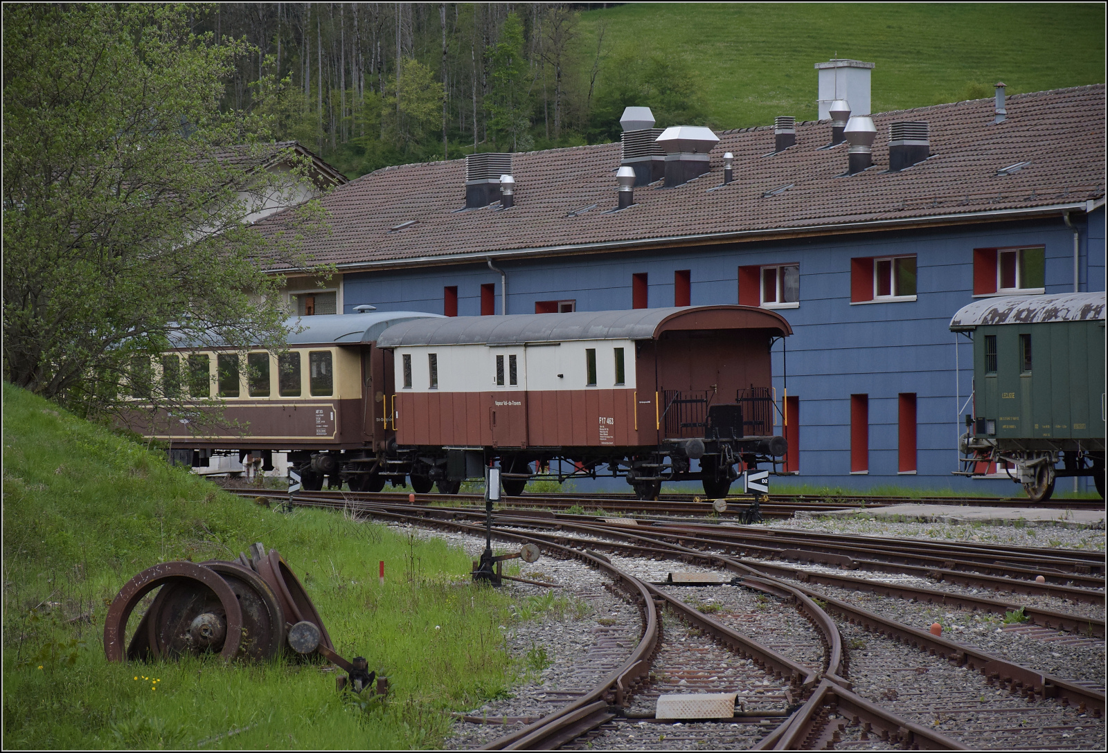 Im Depot des VVT.

Gepäckwagen F2 17463 in St-Sulpice. Mai 2024.