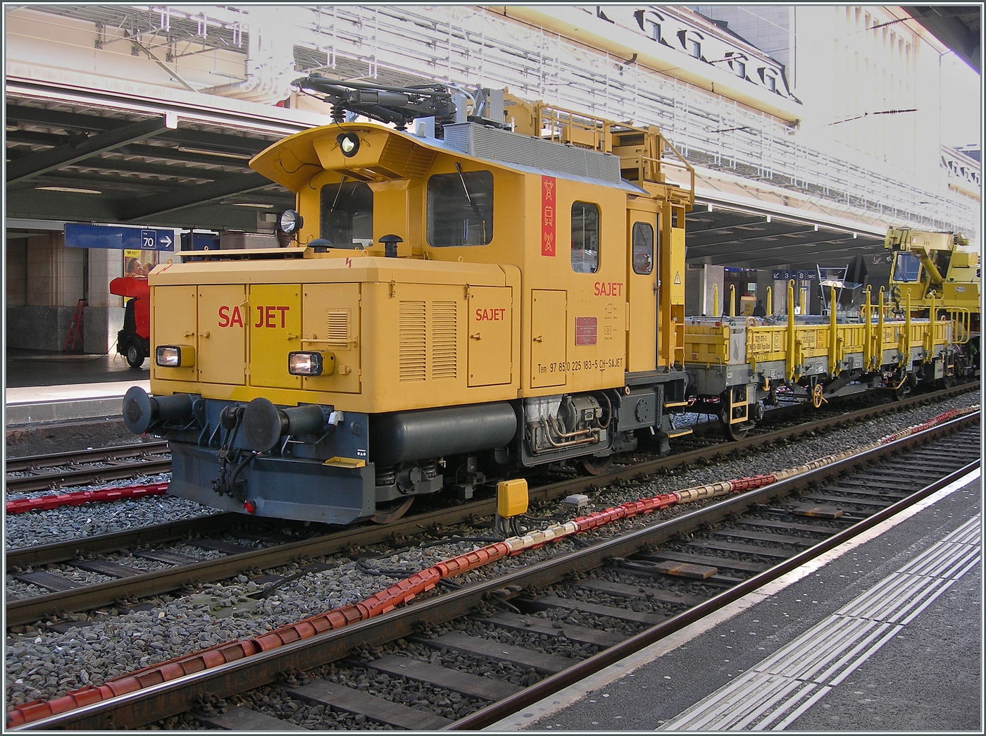 Im Dieselmodus rangiert der Sajet Tem 97 850 225 183-5 CH-SAJET mit einem Bauzug in Lausanne. 

4. März 2025 