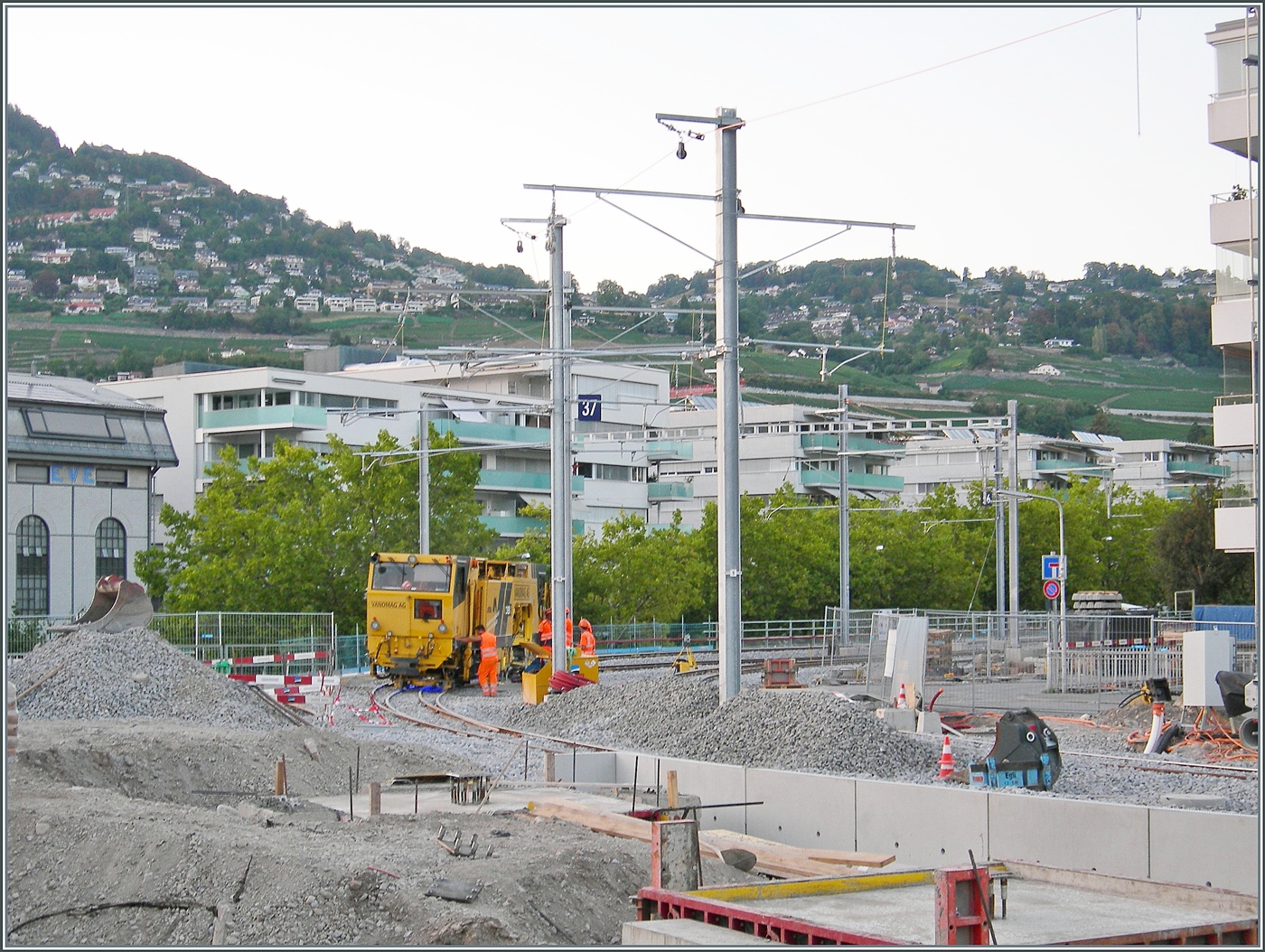 Im  neuen  CEV MVR Bahnhof von Vevey werden die Gleise gestopft. 

7. August 2026