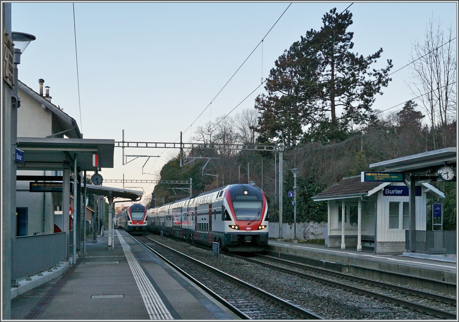 Im noch schattigen Burier begengen sich zuwei RE der Relation Annemasse - St-Maurice. 

26. Feb. 2023