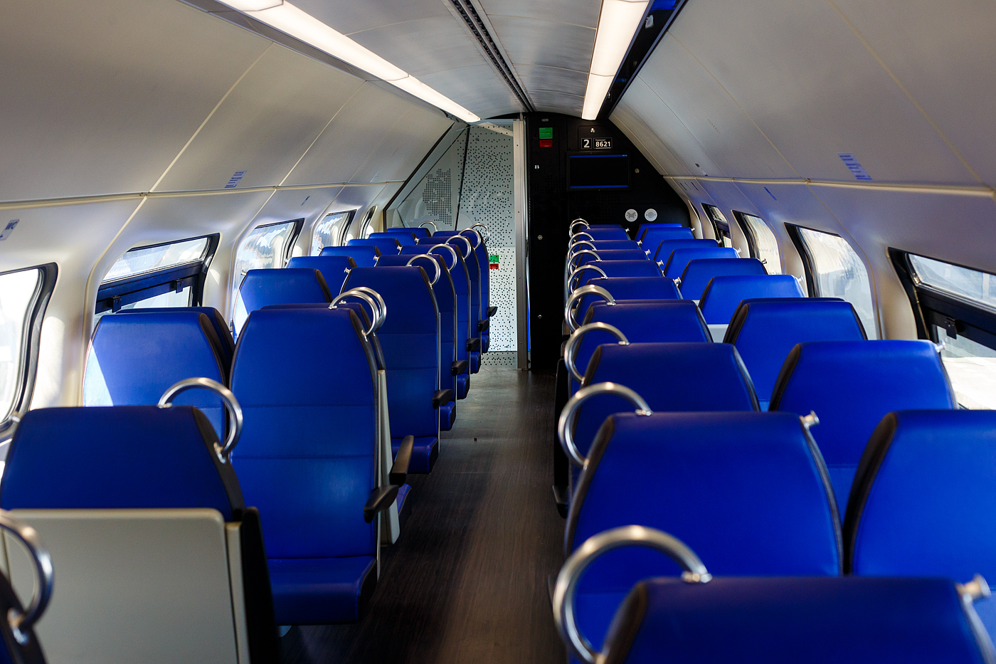 Im Oberdeck (Innenraum) des sechsteilige VIRM-VI NS 8621 der Nederlandse Spoorwegen N.V. (Niederländische Eisenbahn AG) am 29 April 2025 im Bahnhof Arnhem Centraal (Arnheim Hbf), als IC 3232 nach Rotterdam Centraal.