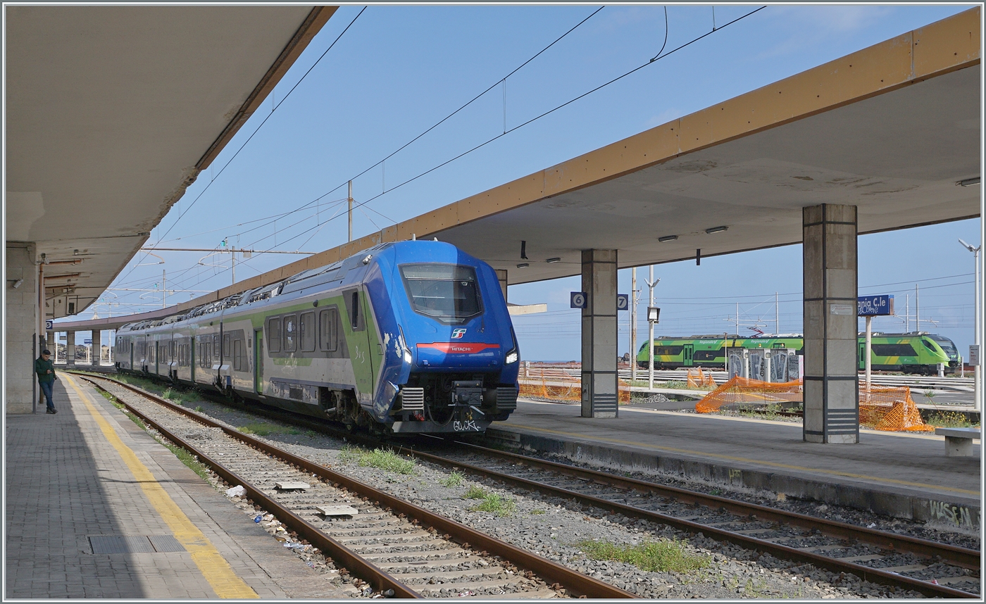 In Catania Centrale wird der FS Trenitalia  Blues  HTR 412 054 bereitgestellt. 

10. März 2026