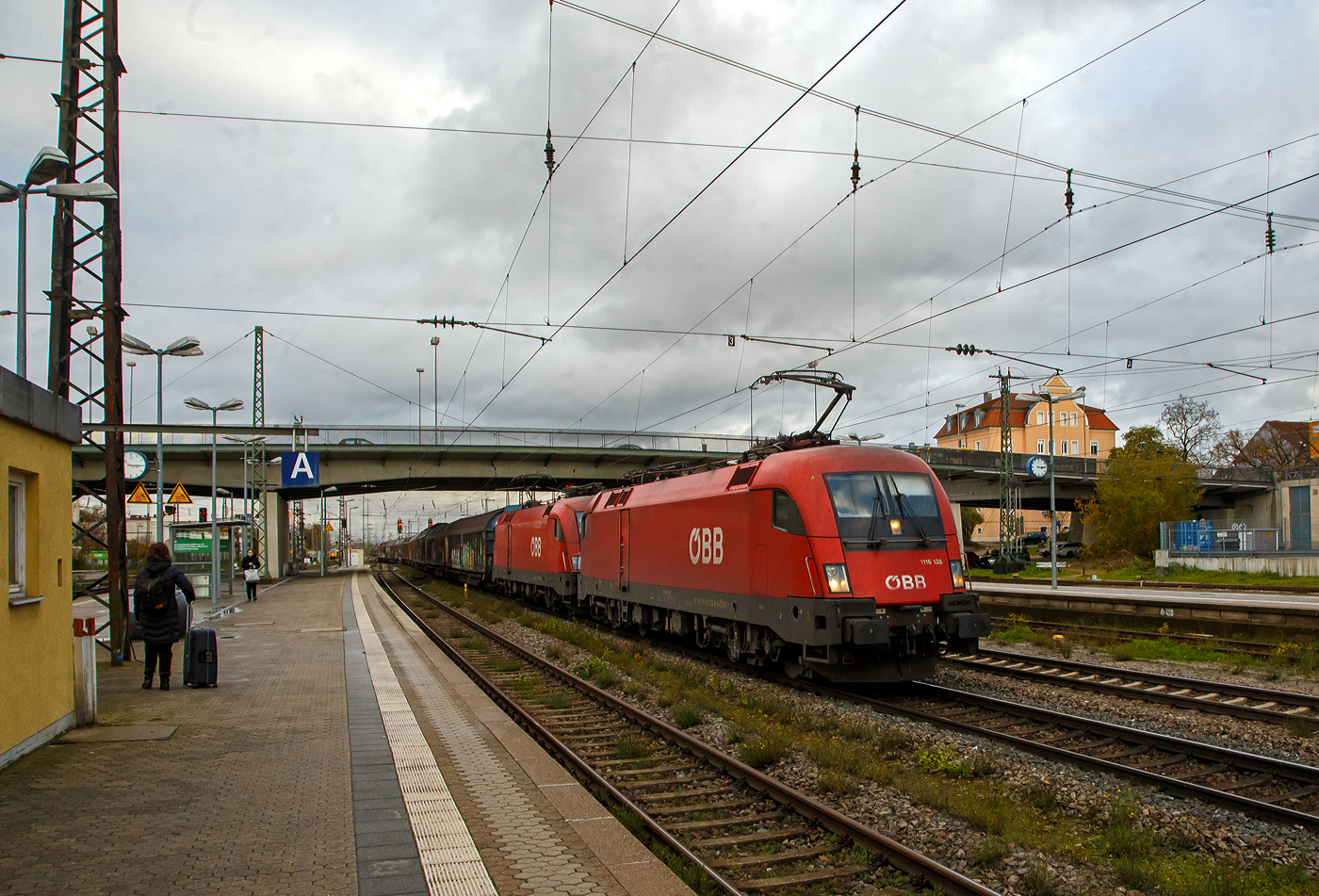 In Doppeltraktion fahren die beiden Taurus II ÖBB 1116 138-9 (A-ÖBB 91 81 1116 138-9) und ÖBB 1116 061-3 (A-ÖBB 91 81 1116 061-3) fahren am 24.11.2022 mit einem gedecktem Güterzug (Schiebewandwagen) durch den Hauptbahnhof Regensburg in Richtung Nürnberg.