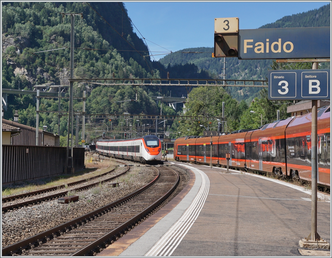 In Faido begegnen sich ein umgeleiteter und nach Norden fahrende SBB Giruno RABe 501 und ein bereits eingefahrener SOB  Traverso . Zur Zeit sind in Faido nur noch die Gleise 2 und 3 in Betrieb. 

4. Sept. 2023