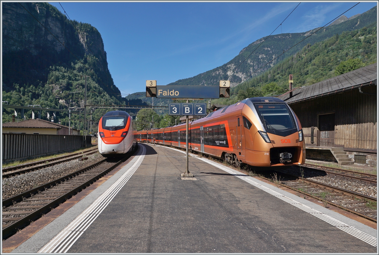 In Faido begegnen sich der einfahrende SOB Flirt3  Travers  RABe 526 216 als IR26 2319 Treno Gottardo auf dem Weg von Zürich nach Locarno und der durchfahrende SBB RABe 501 027-7  Schaffhausen  als EC 10316 von Milano Centrale nach Zürich.

4. September 2023