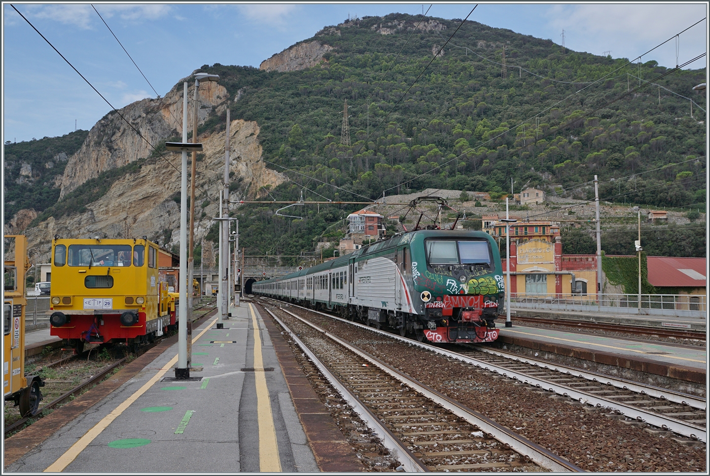 In Finale Ligure verlässt nach der Kreuzung mit dem IC 631 der Trenord Regionalzumg mit dem doch doch recht ungewöhnlichen Laufweg den Bahnhof: Der Trenord Regio 3090 fährt von Bergamo (ab 7:07) nach Ventimiglia (11:48). 

16. September 2023 