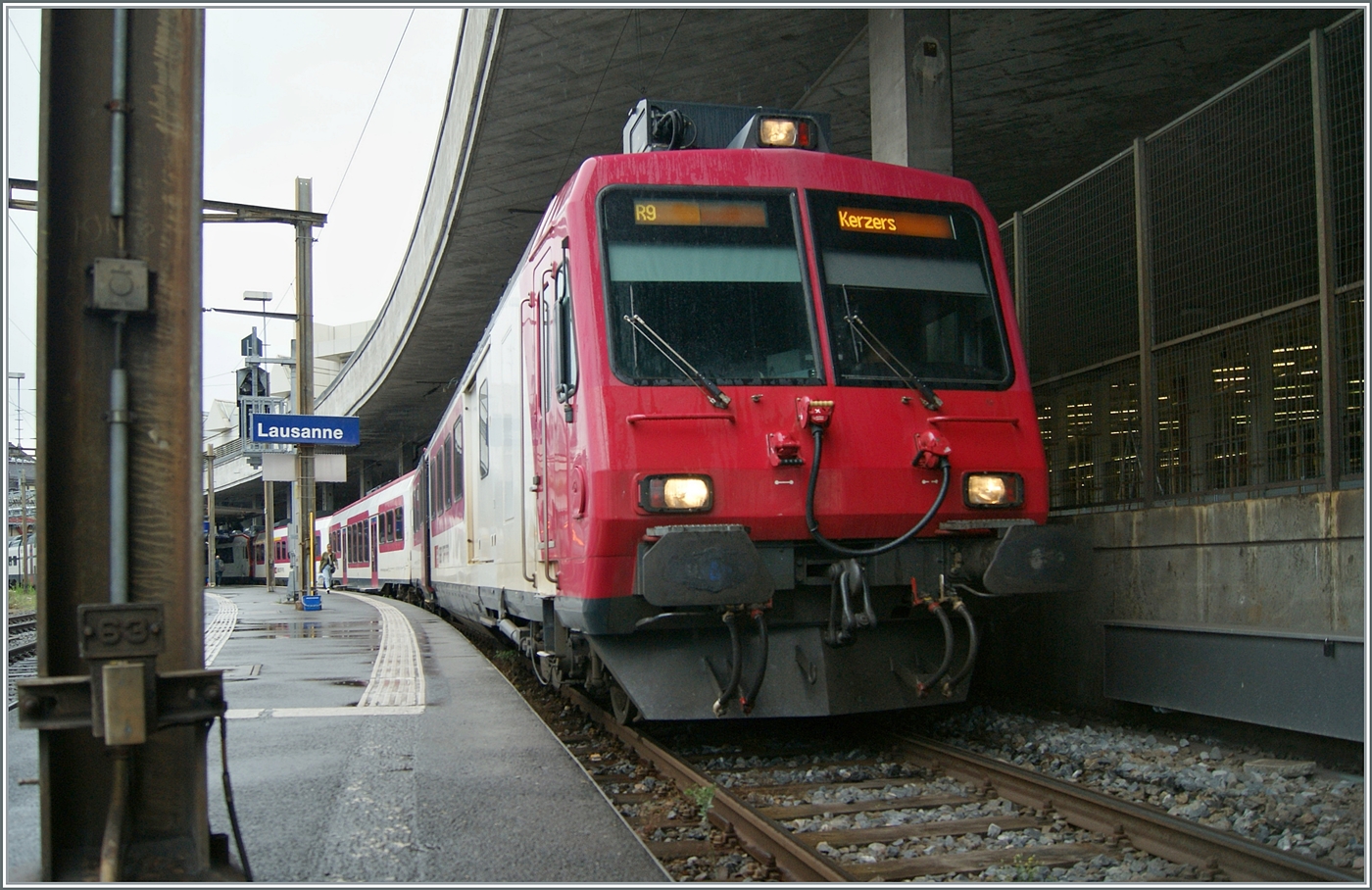 In grösster Eile und bei beengten Platzverhältnissen versuchte ich in Lausanne auf Gleis 70 einen der beiden ex TRAVYS RBDe 560  Domino  nach Kerzers zu fotografieren, im Hintergrund links von Mast ist bereits mein Zug nach Vevey abfahrbereit. 

4. Juli 2024