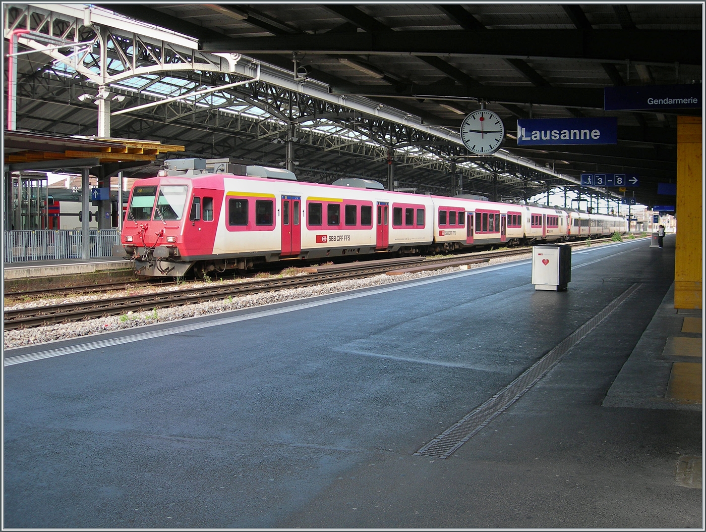 In Lausanne wartet die S 40 24633 bestehend aus zwei SBB Domino Zügen auf die Abfahrt nach Palézieux, wobei unschwer zu erkennen ist, dass der führend Domino aus den ex Travys ABt NPZ DO 50 85 39-43 984-6 CH-SBB, B NPZ DO 50 85 29-43 384-1 CH-SBB und dem RBDe 560 DO 94 85 7 384-0 SBB-CH besteht. Infolge Bauarbeiten pendelte der Zug zwischen Palézieux und Lausanne hin und her und wendete jeweils auf Gleis 3, dies gab mir am Vormittag (während der Kaffeepause) die Gelegenheit, den Zug im  richtigen  Licht fotografieren zu können.

10. Mai 2025