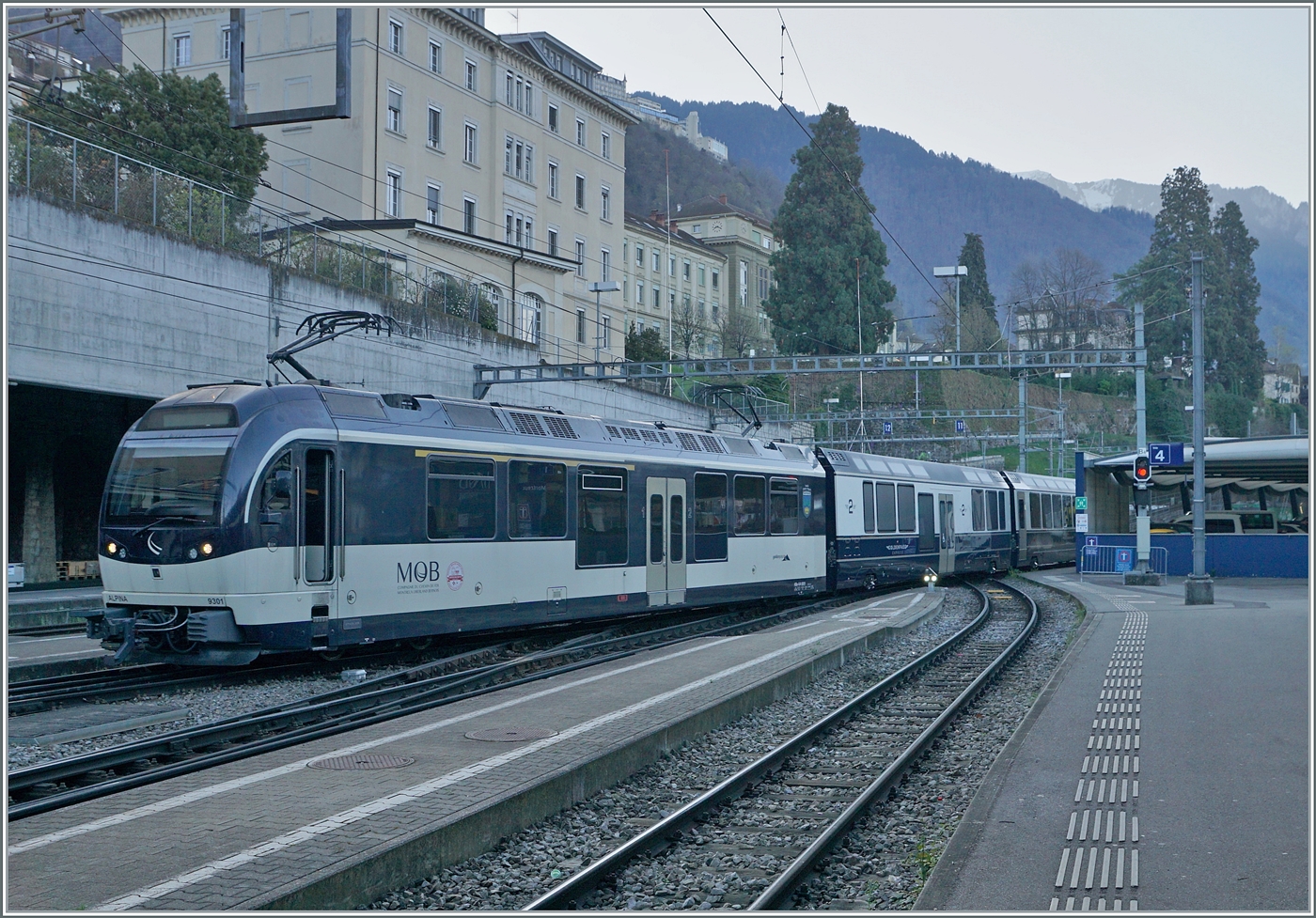 In Montreux rangiert der MOB ABe 4/4 9301 GPX Wagen. 

4. April 2025