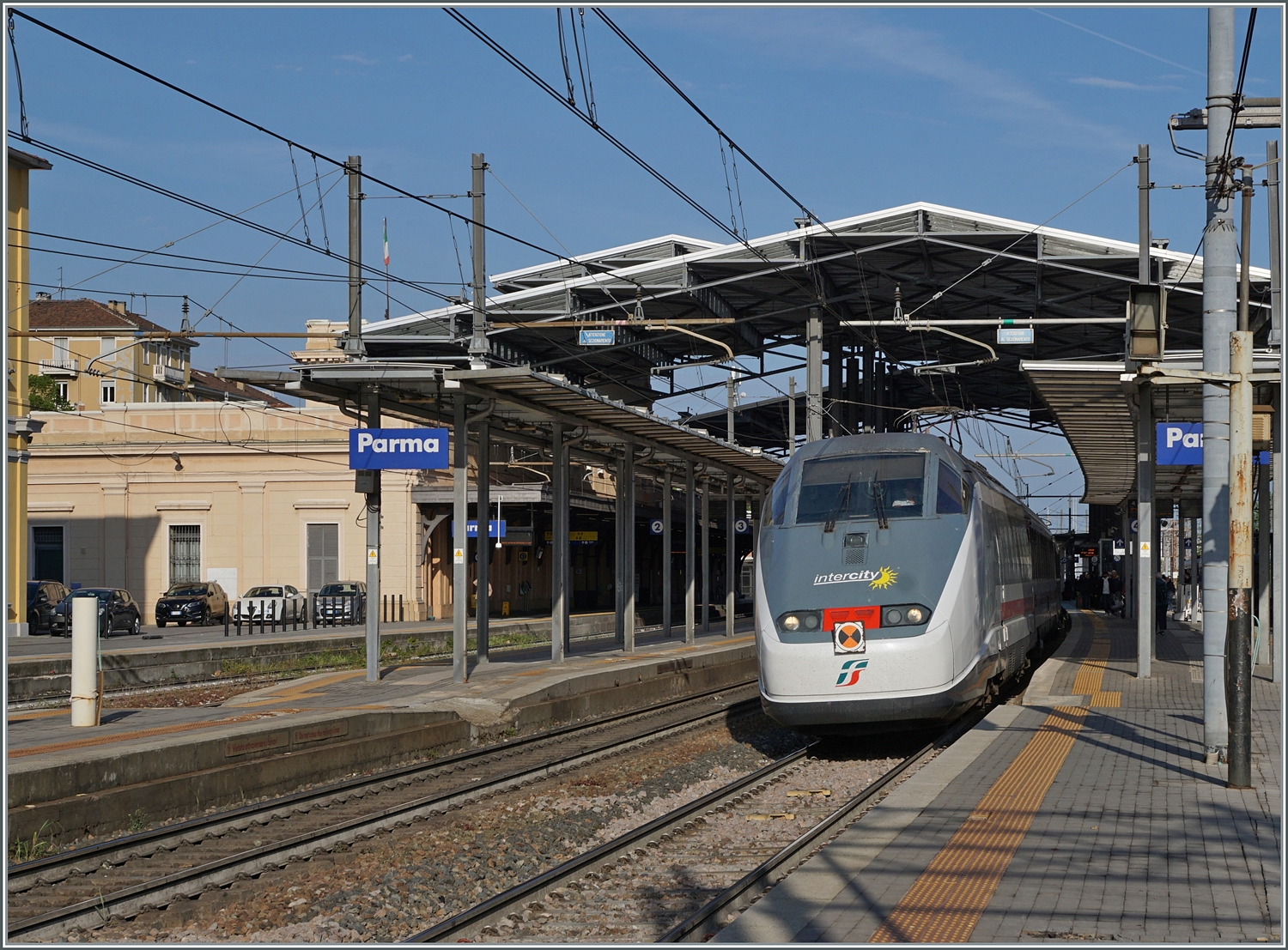In Parma trifft der IC von Milano nach Lecce ein. An der Spitze der Triebkopf (bzw die Lok) E 414 110-3 mit der UIC Nummer 91 83 2414 110-3 I-TI. 

18. April 2023