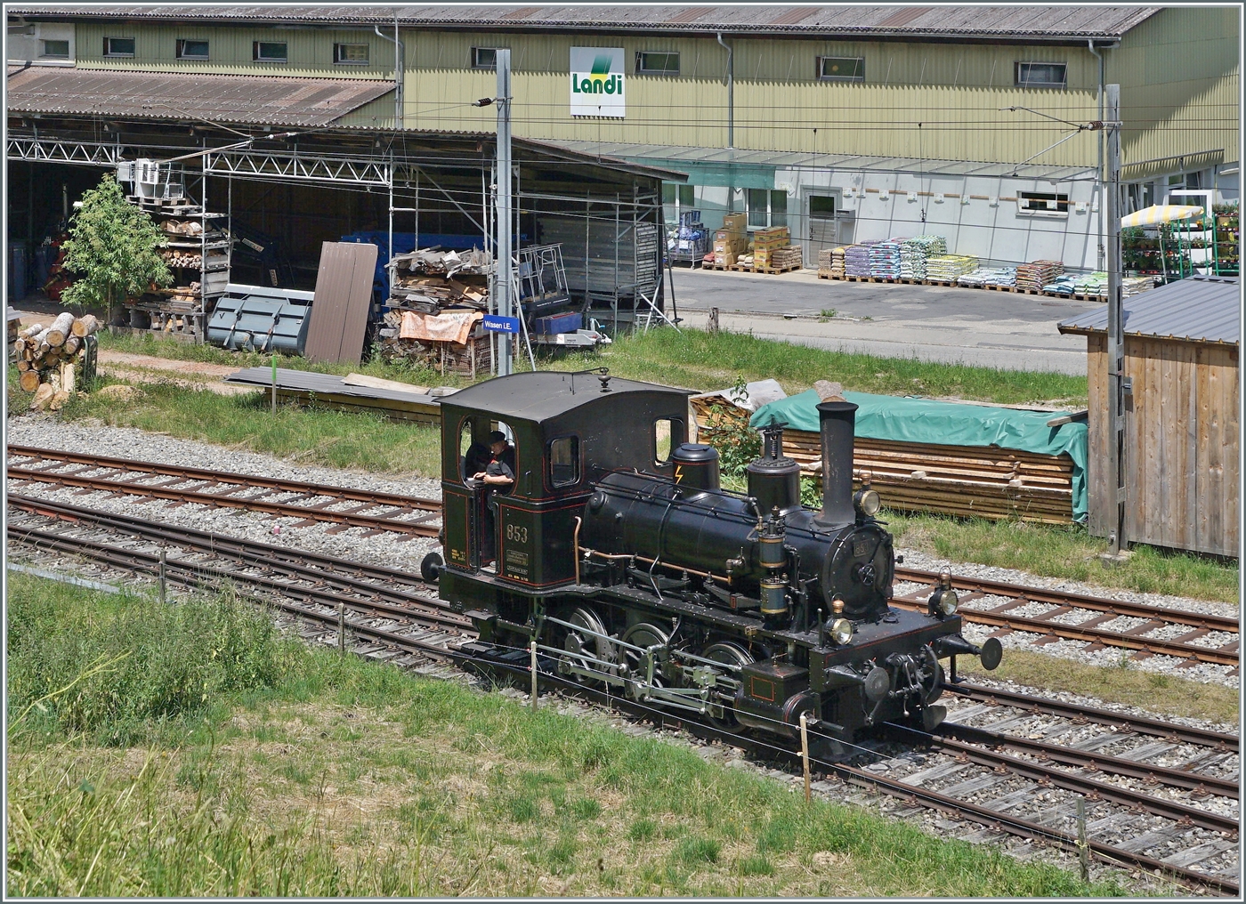 In Sumiswald findet der traditionelle Gotthelf-Märit statt und für diesen Markt fährt die  Emmentalbahn  auf der Strecke Sumiswald Grünen - Wasen i.E. einige Dampfzüge. 
Das Bild zeigt die E 3/3 853 des Vereins Dampf Bahn Bern beim  Umfahren in Wasen i.E.  

Die Dampflok wurde 1890 in Winterthur unter der Fabriknummer 629 gefertigt und als F3 853 an die J-S (Jura Simplon Bahn) geliefert. Bei der SBB wurden die Rangierlokomotiven Serie E 3/3 mit den Betriebsnummern 851 - 853 der Gruppe 82 zugeordnet und erhielten die Nummern 8571 - 8576. 1911 erhielt die Lok E 3/3 853 einen neuen Kessel und wurde an die RVT verkauft wo sie bis 1928 im Einsatz steht um dann als  Industrierangierlok  bei Von Roll in Gerlafingen und Klus eingesetzt zu werden. Als Dieselloks die Dampflok entbehrlich machen, wird diese von der Düby Stiftung vor der Verschrottung bewahrt, indem sie der DBB übergeben wird. 
Sie kommt nach der Revision 1983 u.a. auf der Sensetalbahn in Betrieb. Nach einer erneuten Revision 2021 wird die DBB E 3/3 853 vorwiegend auf der Emmentalbahn Strecke Sumiswald-grünen - Wasen i.E. eingesetzt. 
Heute trägt die  E 3/3 853 die UIC Nummer 90 85 0008 573-7.

14. Juni 2025   
   