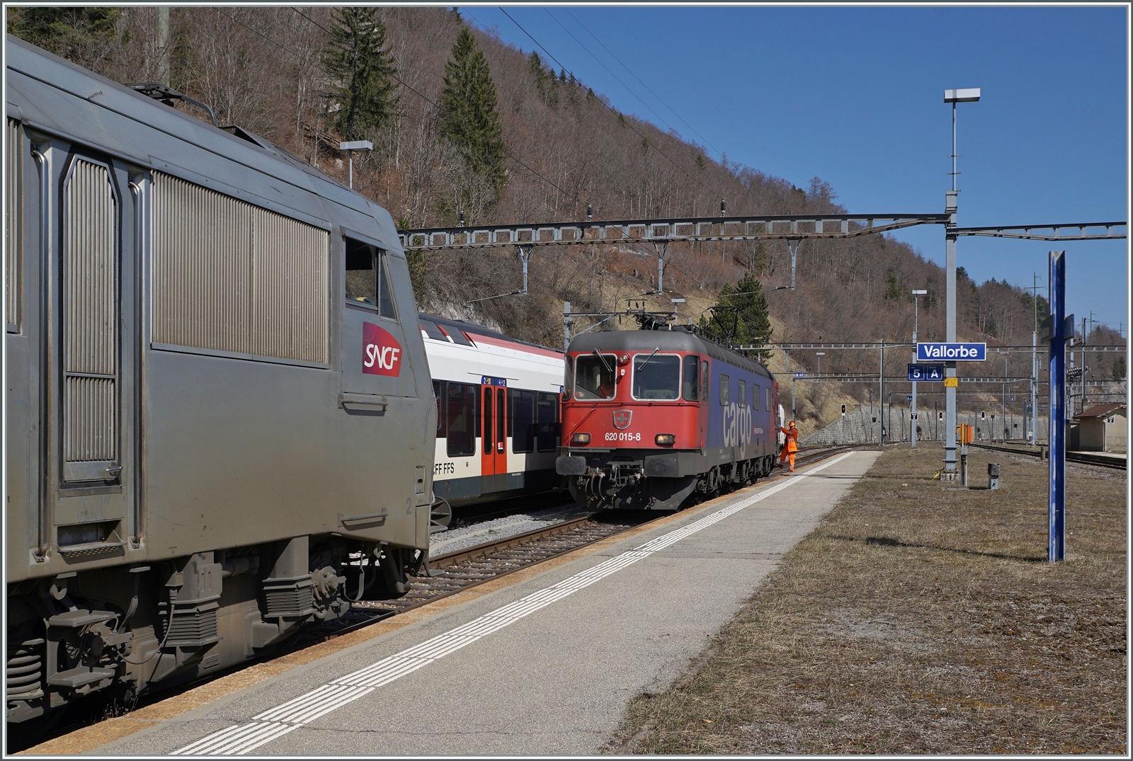 In Vallorbe löst die SBB Re 6/6 11615 (Re 620 015-8)  Kloten  die SNCF BB 26000 Lok ab, bzw. wird diese in den SNCF-Stromsektor von Vallorbe zurückstossen.  

24. März 2022