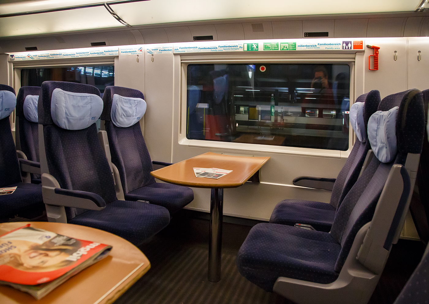 Innenraum in einem ICE 3 zweite Klasse Großraumabteil, eine Vierersitzgruppe mit Tisch (Vis-à-vis) im Wagen 403 526-7 (Tz 326  Neunkirchen/Saar ) am 20 Februar 2017. 