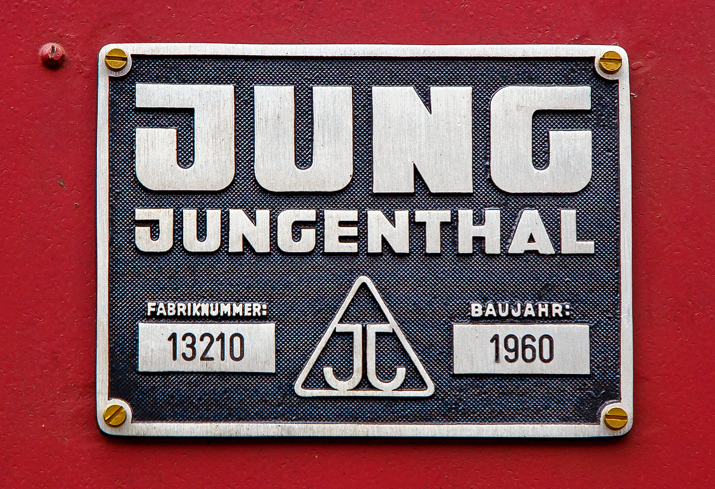 Jung-Fabrikschild der ex DB 323 842-5, ex DB Köf 6772, der Westerwälder Eisenbahnfreunde 44 508 e. V., ausgestellt am 02.07.2023 beim Erlebnisbahnhof Westerwald in Westerburg, hier war Lokschuppen-/Sommerfest.