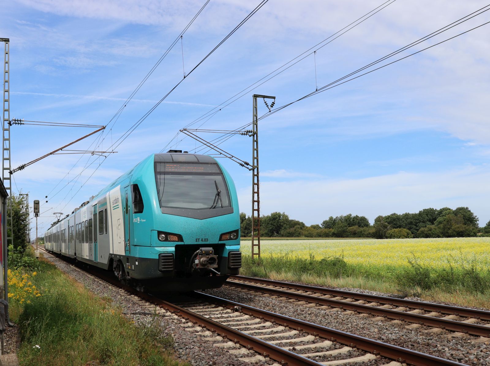 Keolis Eurobahn FLIRT 3 Triebzug ET 4.03 bei Bahn�bergang Devesstrasse, Salzbergen 27-08-2025.

Keolis Eurobahn FLIRT 3 treinstel ET 4.03 bij de overweg Devesstrasse, Salzbergen 27-08-2025.