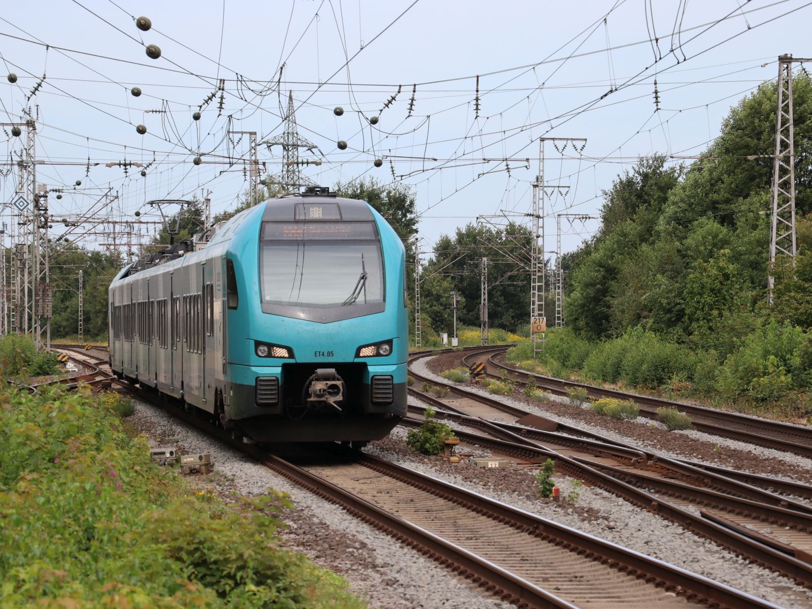 Keolis Eurobahn Stadler FLIRT 3 Triebzug ET 4.05 Gleis 3 Bahnhof Salzbergen 27-08-2025.

Keolis Eurobahn Stadler FLIRT 3 treinstel ET 4.05 spoor 3 station Salzbergen 27-08-2025.