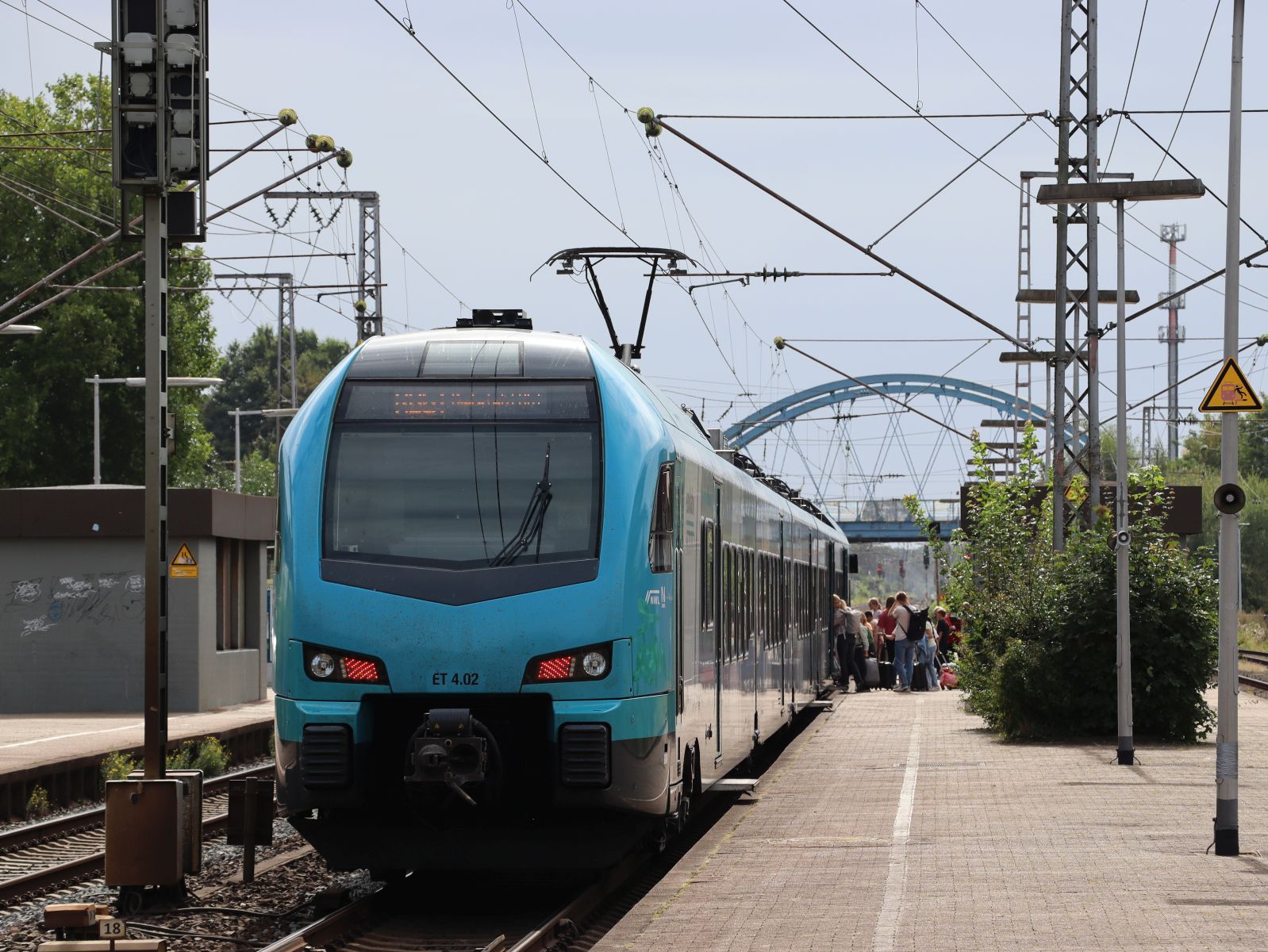 Keolis Eurobahn Stadler FLIRT Triebzug ET 4 02 Gleis 3 Bahnhof Salzbergen 27-08-2025.

Keolis Eurobahn Stadler FLIRT treinstel ET 4 02 spoor 3 station Salzbergen 27-08-2025.