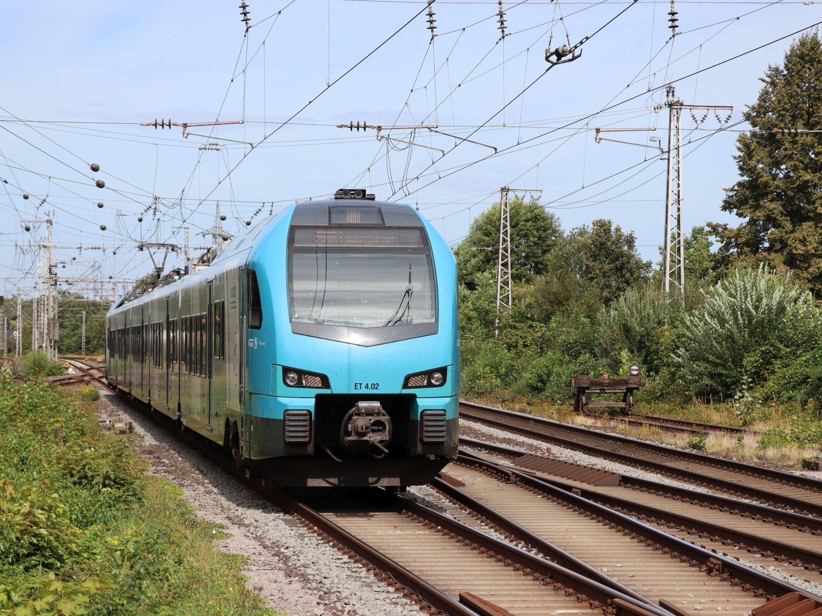 Keolis Eurobahn Stadler FLIRT Triebzug ET 4 02 Gleis 3 Bahnhof Salzbergen 27-08-2025. 

Keolis Eurobahn Stadler FLIRT treinstel ET 4 02 spoor 3 station Salzbergen 27-08-2025.