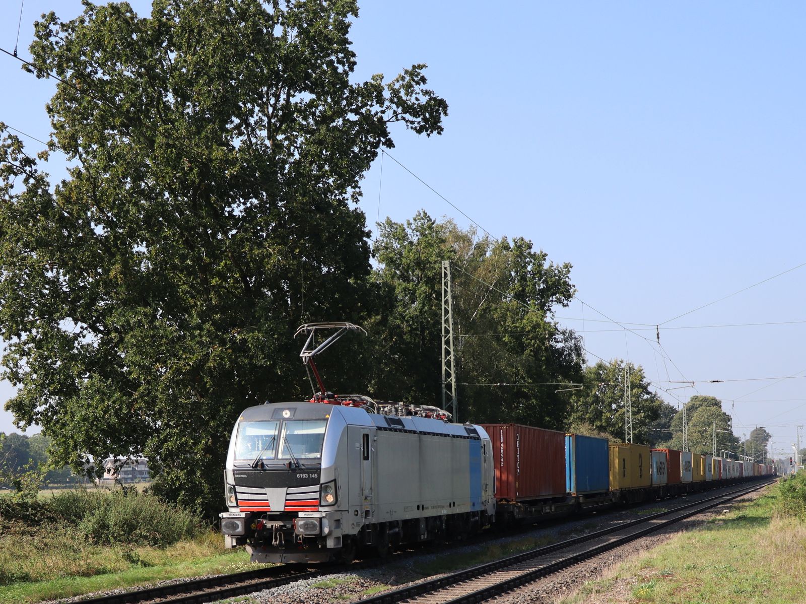 KombiRail Europe Lokomotive 193 145-0 (91 80 6193 145-0 D-Rpool) Bahn�bergang Frietenweg, Hamminkeln 19-09-2024.

KombiRail Europe locomotief 193 145-0 (91 80 6193 145-0 D-Rpool) overweg Frietenweg, Hamminkeln 19-09-2024.