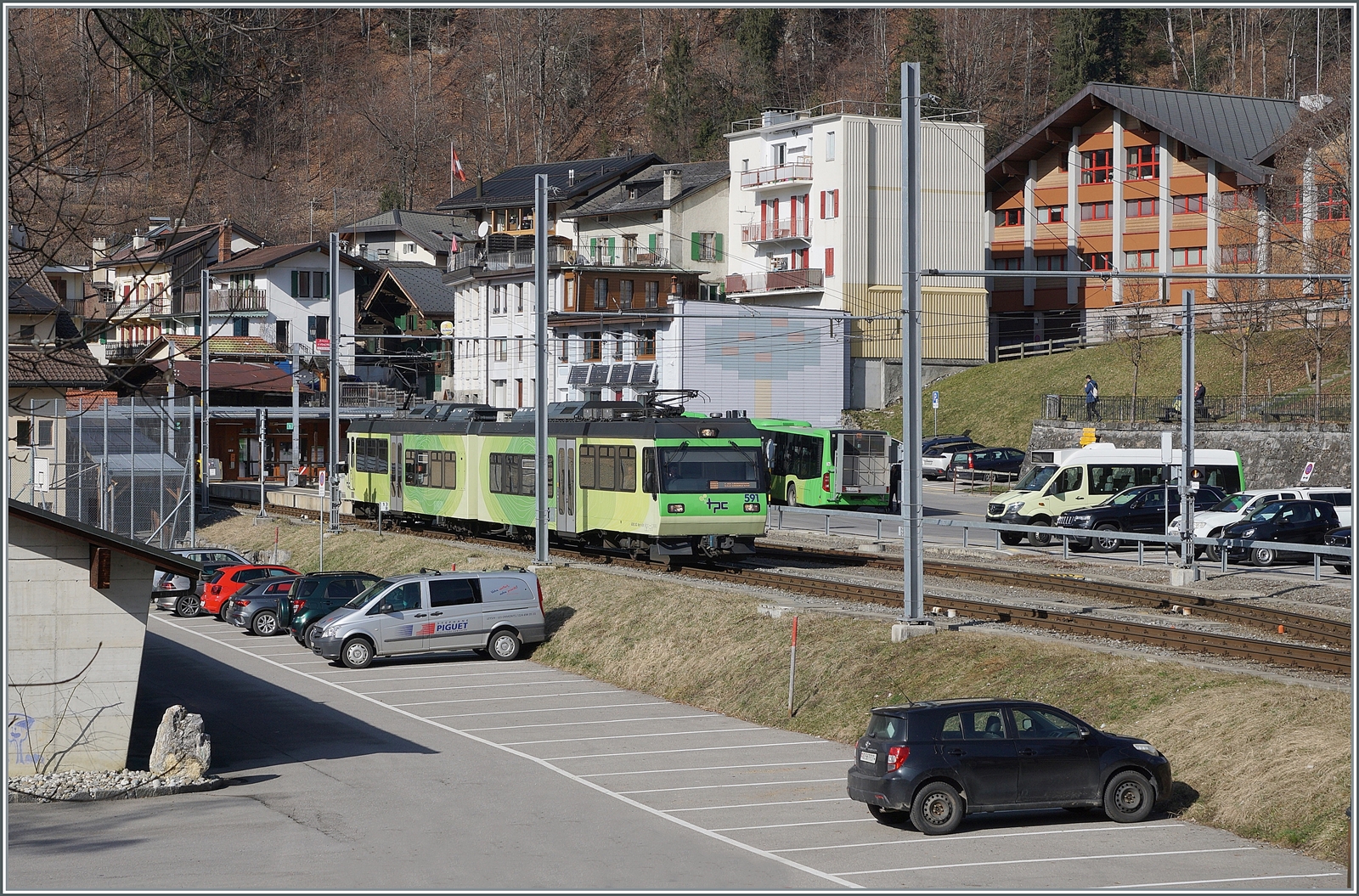 Kurz darauf ist auch de TPC Beh 4/8 591 nach Les Diablerets wieder auf der Weiterfahrt. 

17. Februar 2024